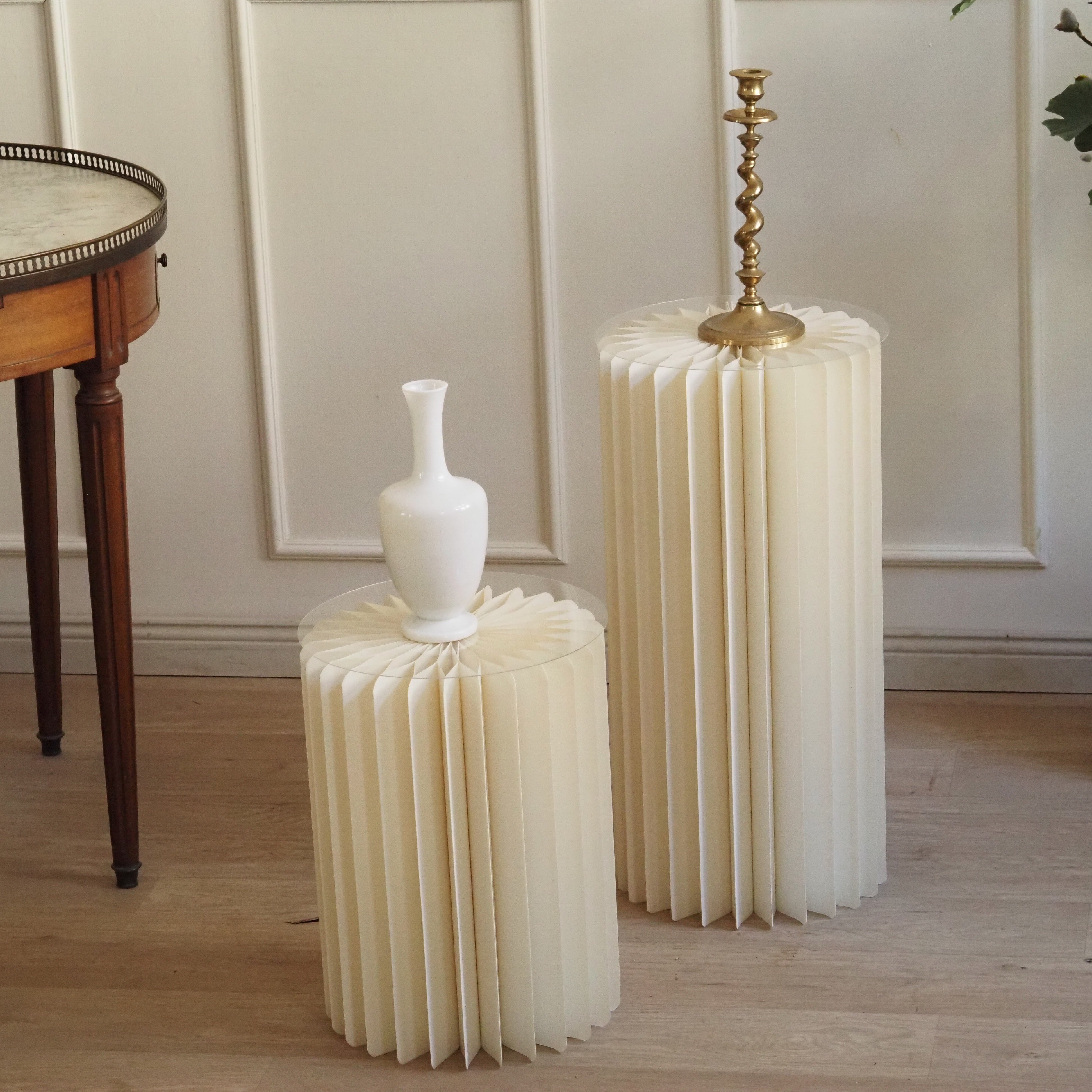 Papiersäule faltbar · skulpturales Podest mit Galeriecharakter