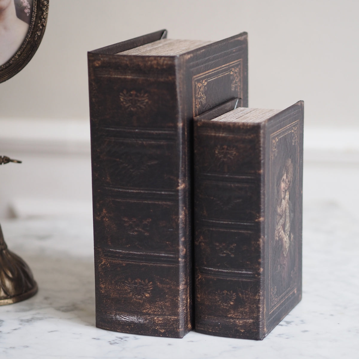 Buchbox 2er-Set · Historistischer Einband Frau-Kind-Motiv