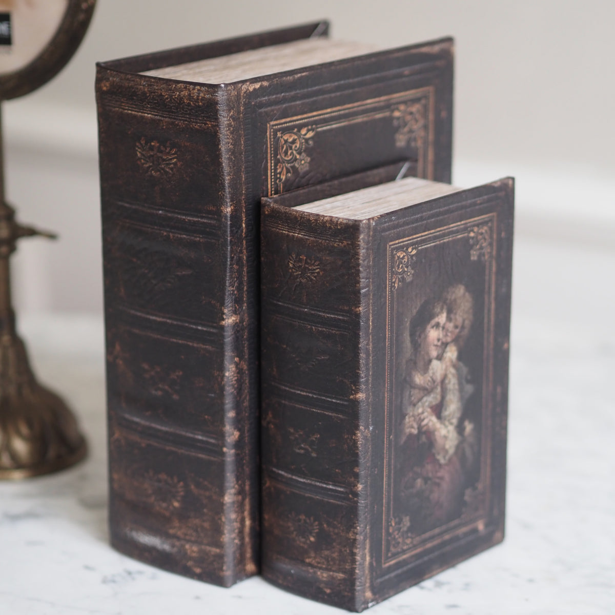 Buchbox 2er-Set · Historistischer Einband Frau-Kind-Motiv