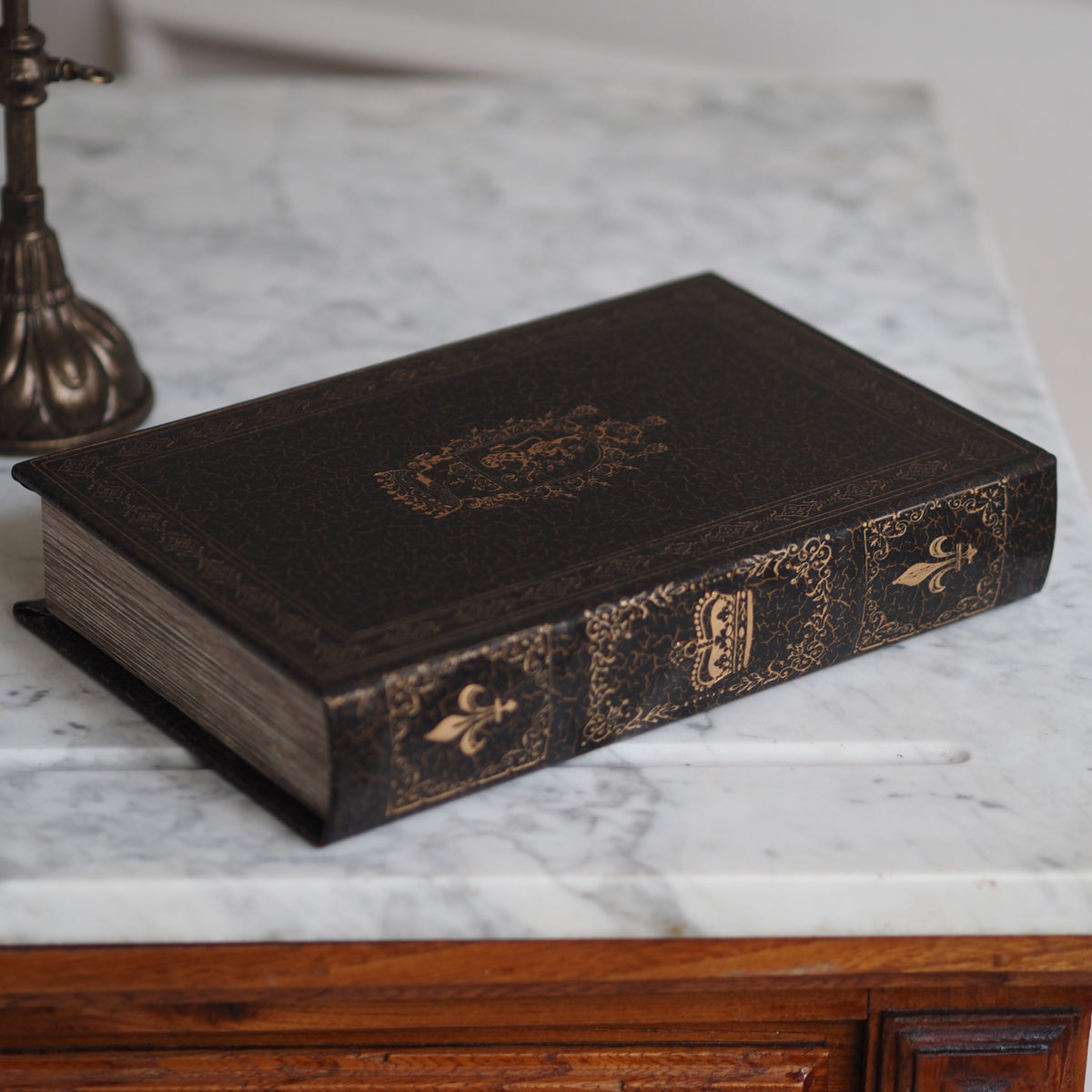 Buchbox Löwenwappen · Heraldischer Einband Schwarz Gold
