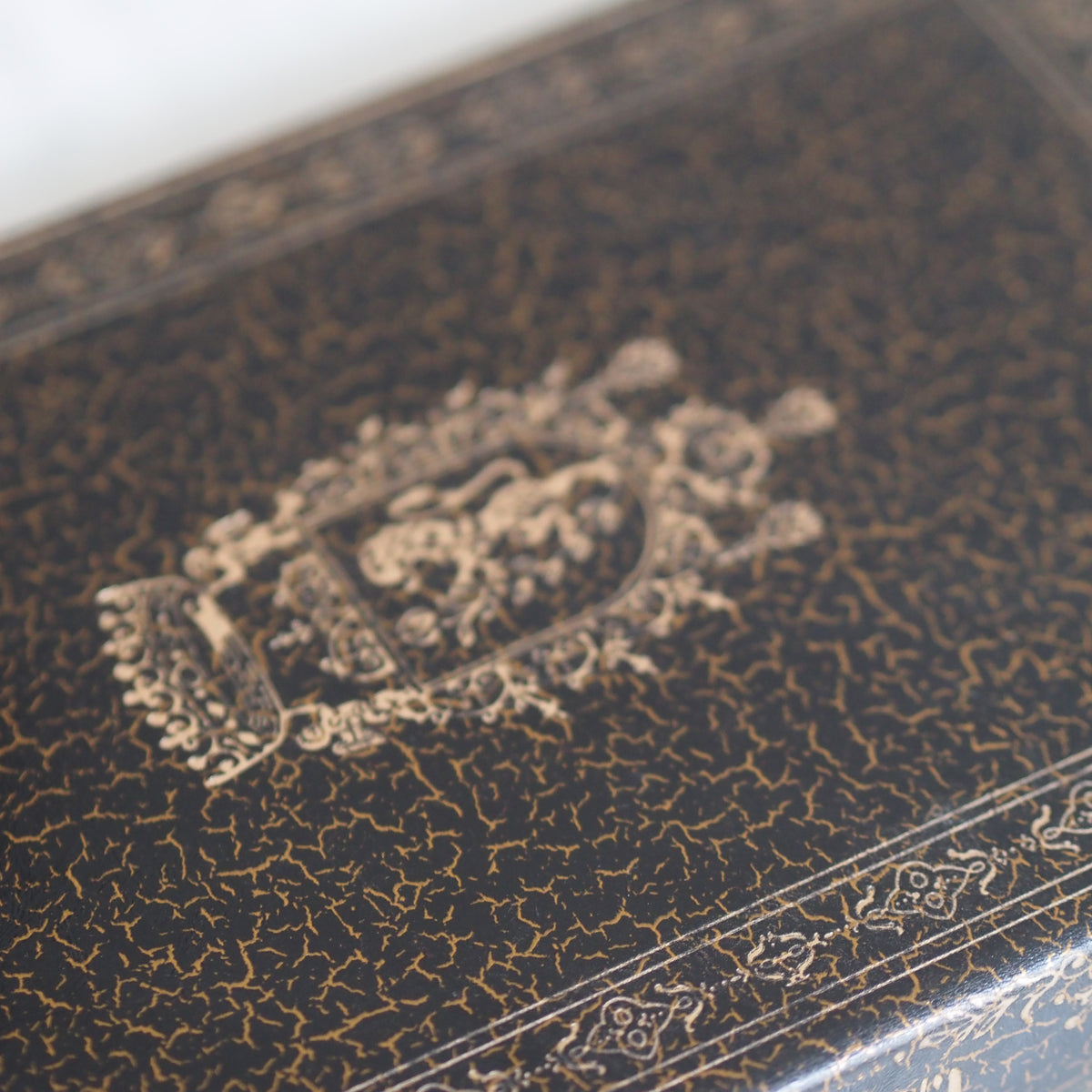 Buchbox Löwenwappen · Heraldischer Einband Schwarz Gold