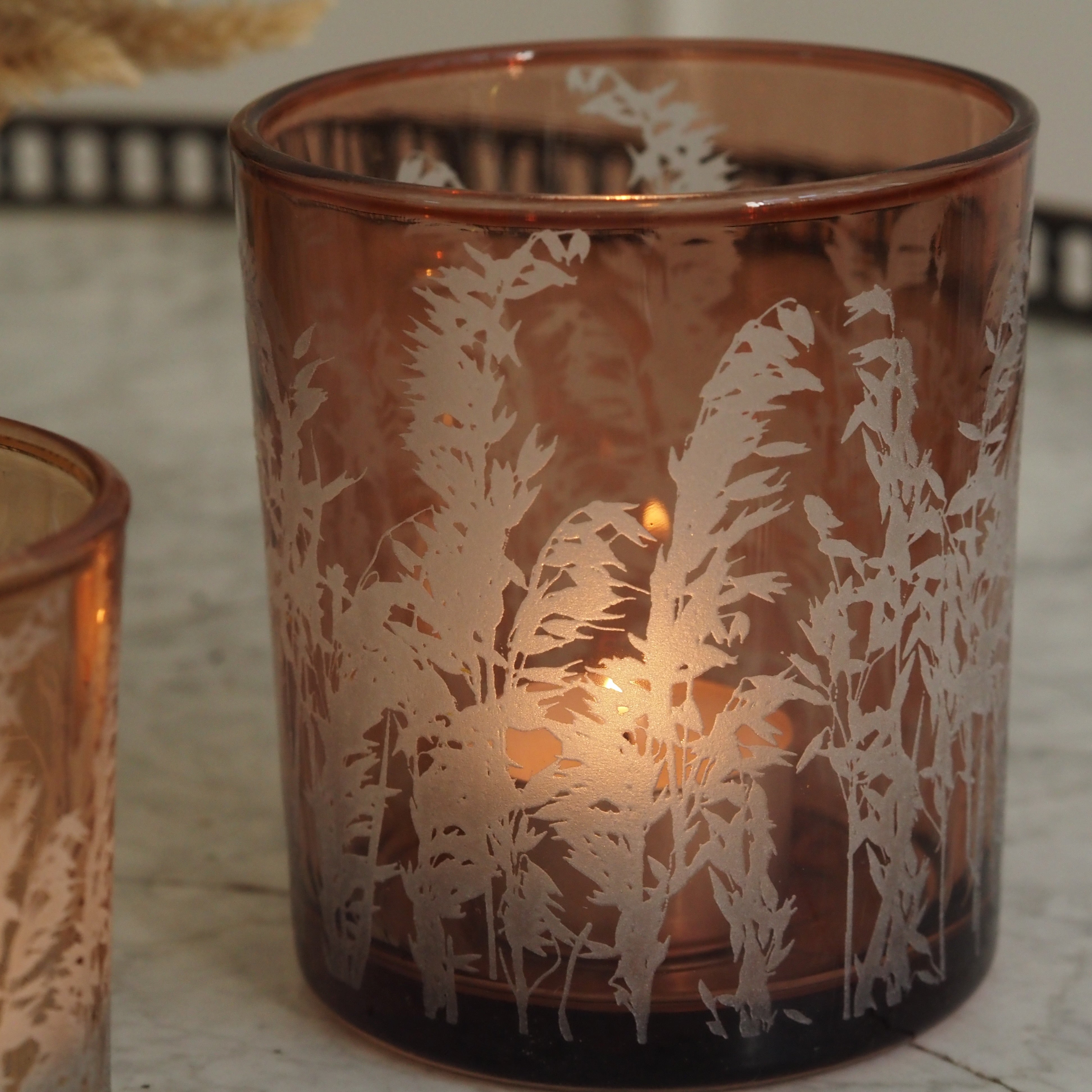 Teelichthalter 2er-Set · Cognacglas mit sandgestrahltem Wildgrasmotiv
