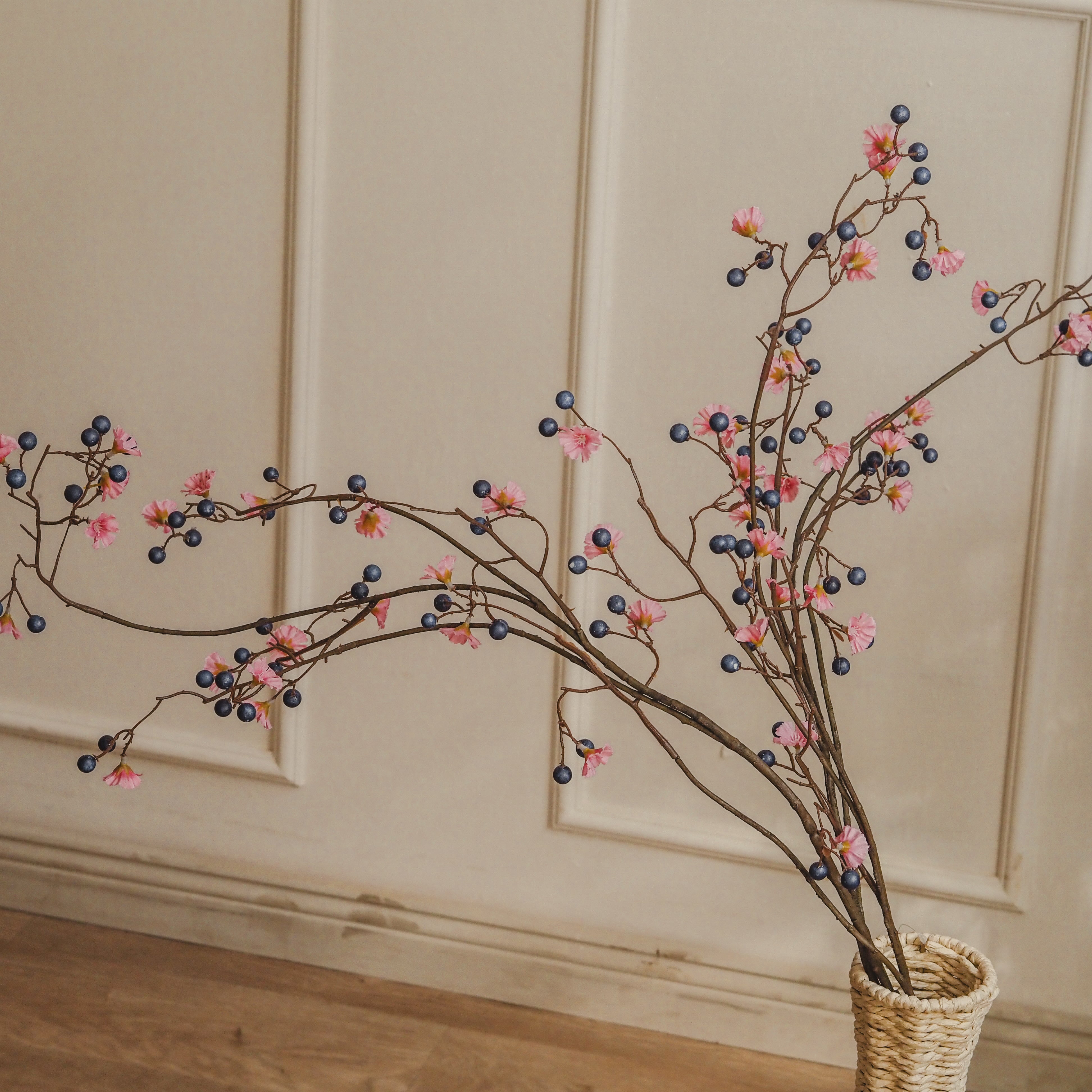 Blütenzweig Rosa mit Beeren Blau · Geschwungener Dekozweig in Naturoptik · 170 cm