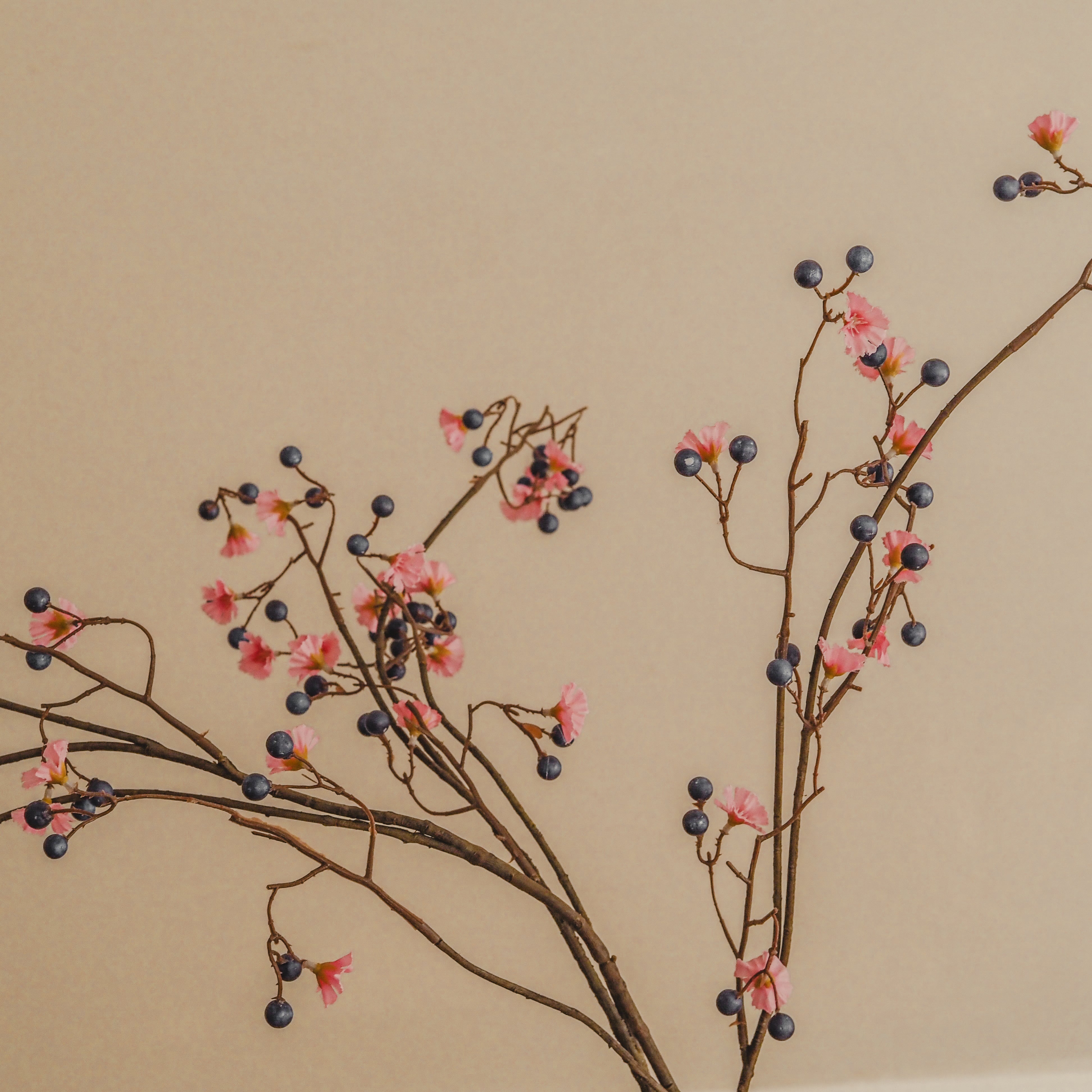 Blütenzweig Rosa mit Beeren Blau · Geschwungener Dekozweig in Naturoptik · 170 cm