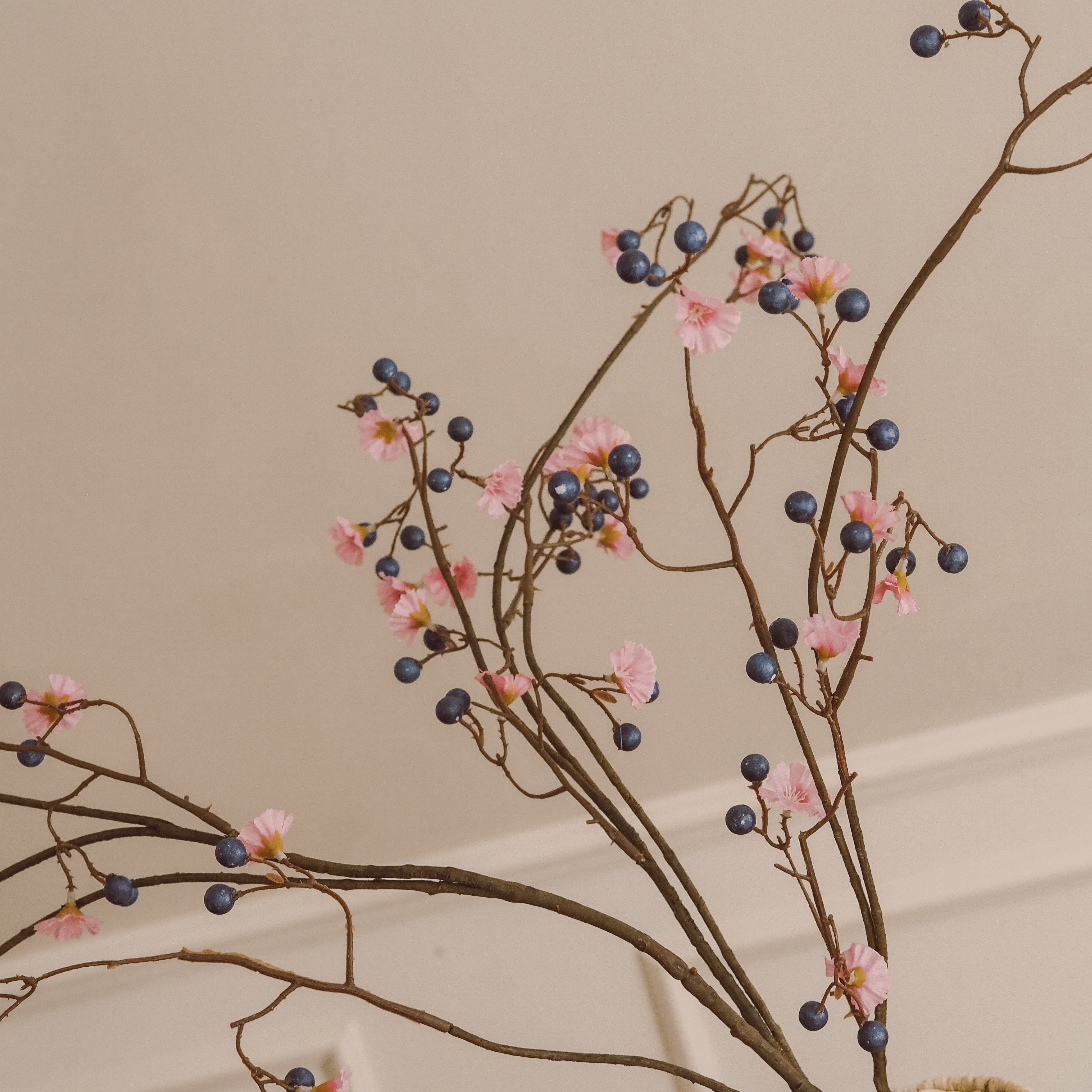 Blütenzweig Rosa mit Beeren Blau · Geschwungener Dekozweig in Naturoptik · 170 cm