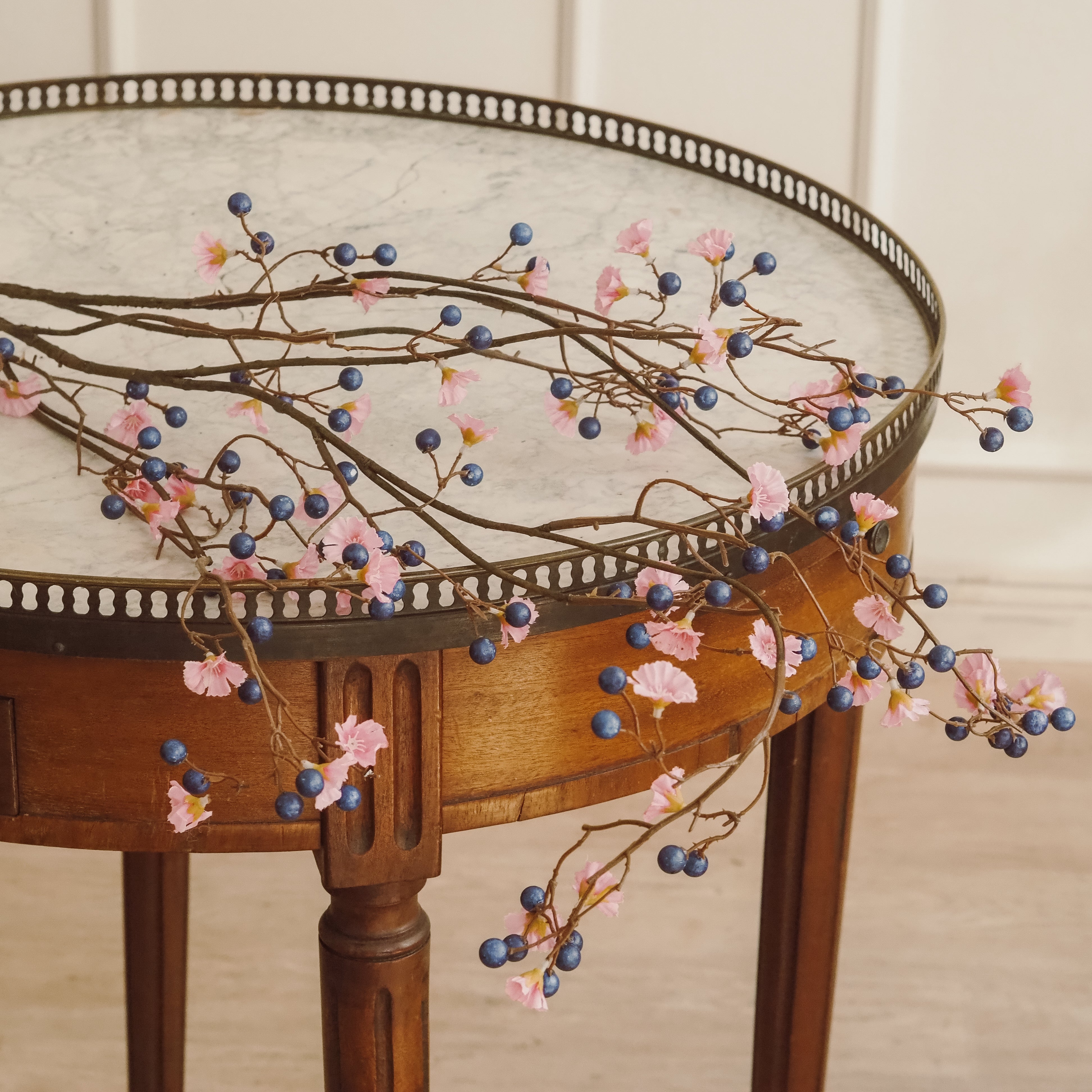 Blütenzweig Rosa mit Beeren Blau · Geschwungener Dekozweig in Naturoptik · 170 cm