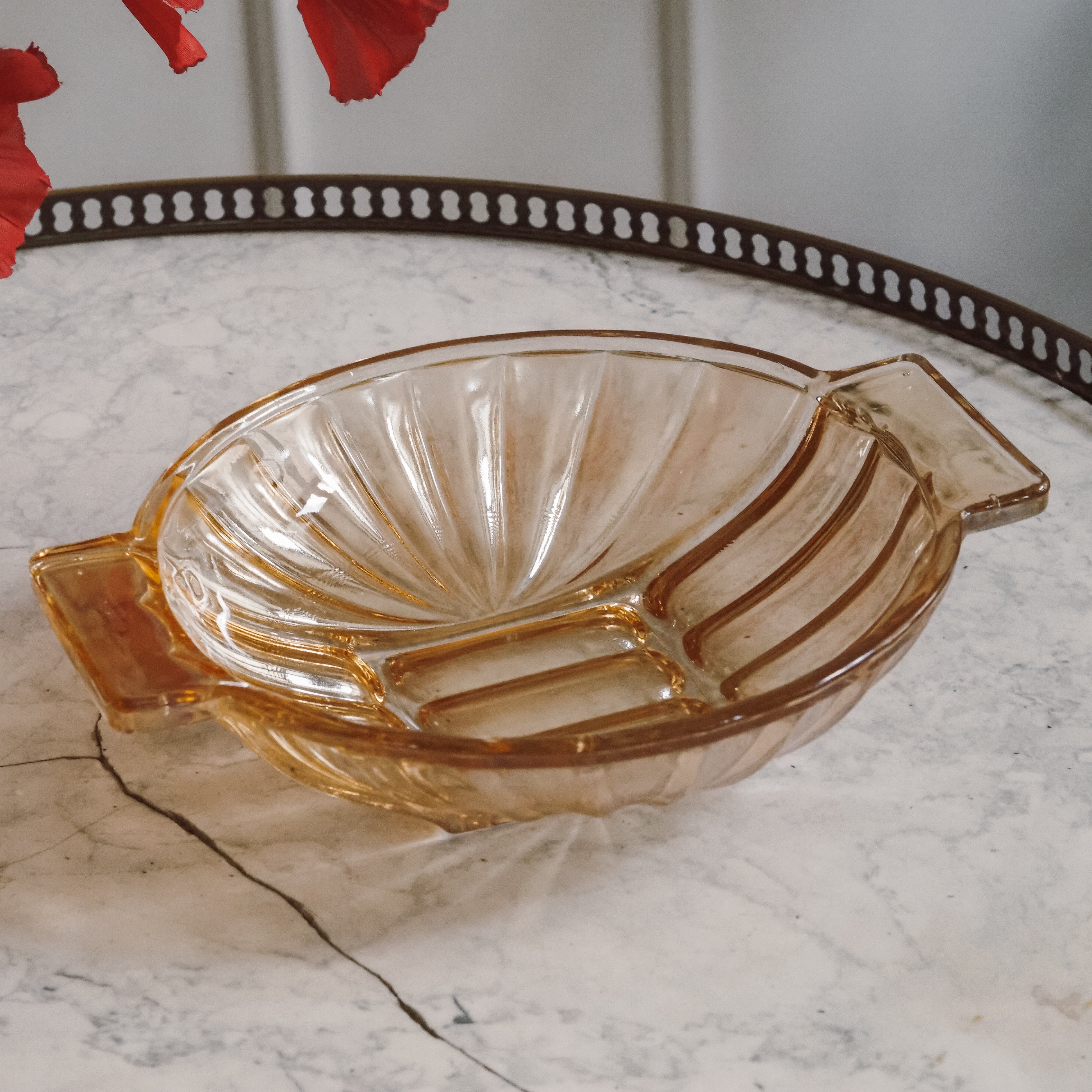 Glasschale mit Griffen · Pressglas mit irisierendem Honigton