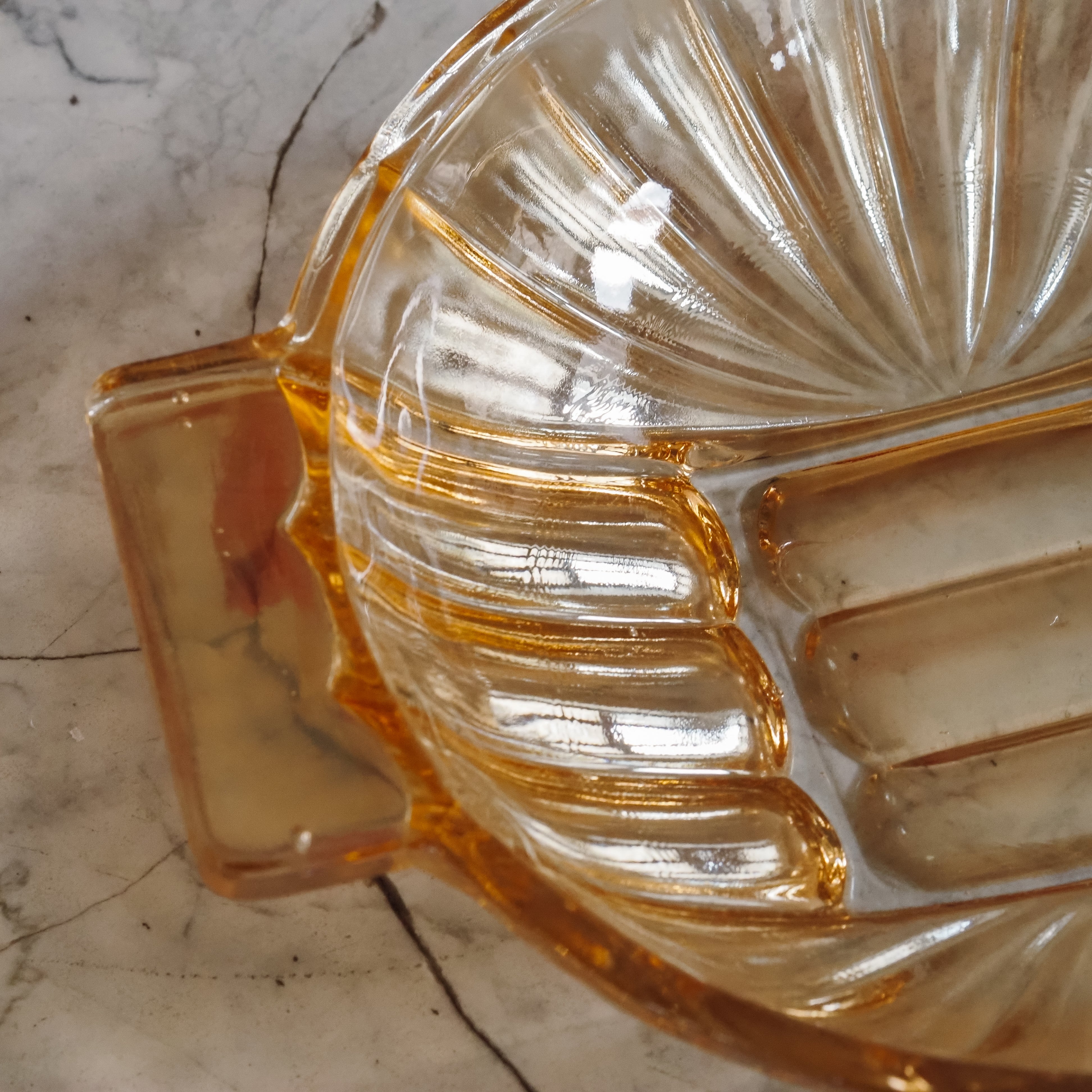 Glasschale mit Griffen · Pressglas mit irisierendem Honigton