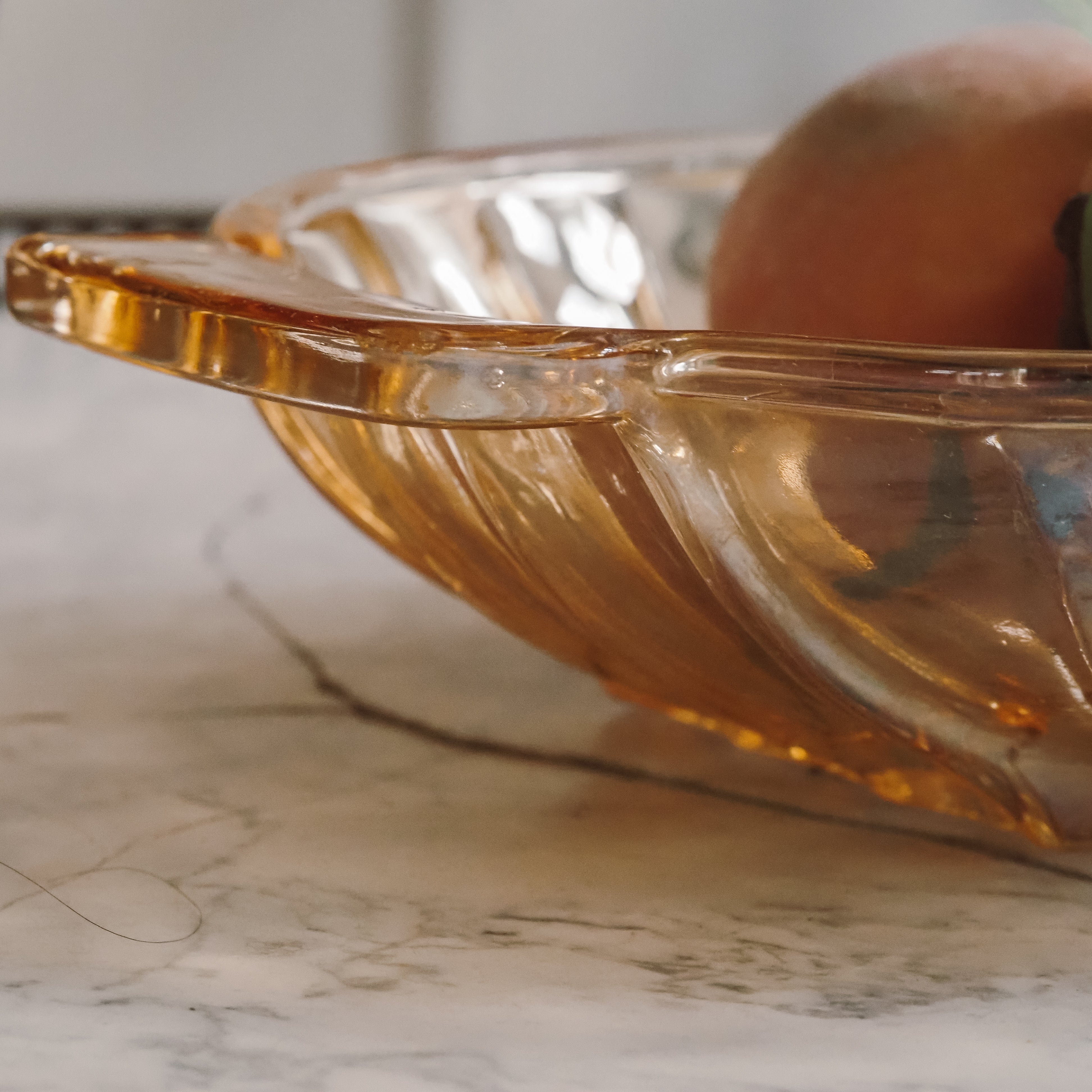 Glasschale mit Griffen · Pressglas mit irisierendem Honigton