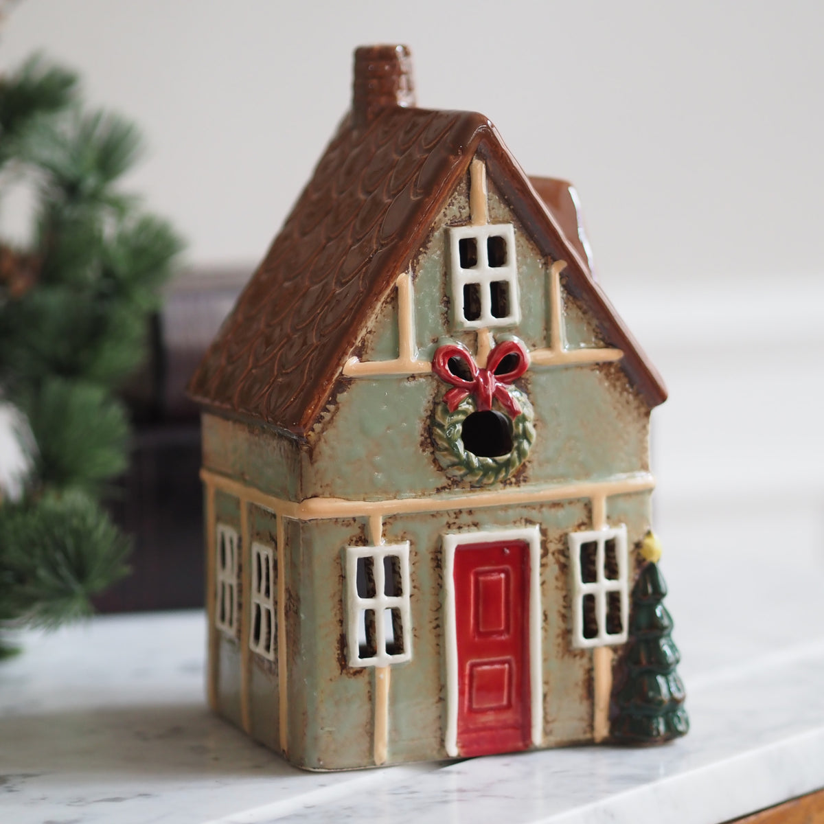Windlicht Haus Salbeigrün · Fachwerkgiebel Weihnachtskranz