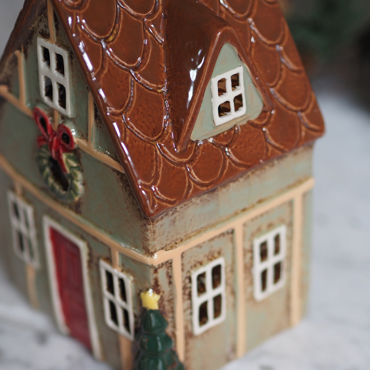 Windlicht Haus Salbeigrün · Fachwerkgiebel Weihnachtskranz