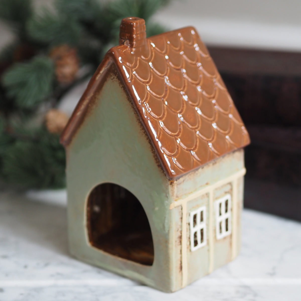 Windlicht Haus Salbeigrün · Fachwerkgiebel Weihnachtskranz