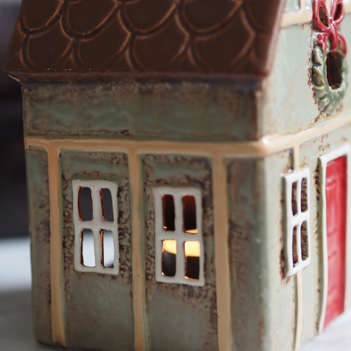 Windlicht Haus Salbeigrün · Fachwerkgiebel Weihnachtskranz