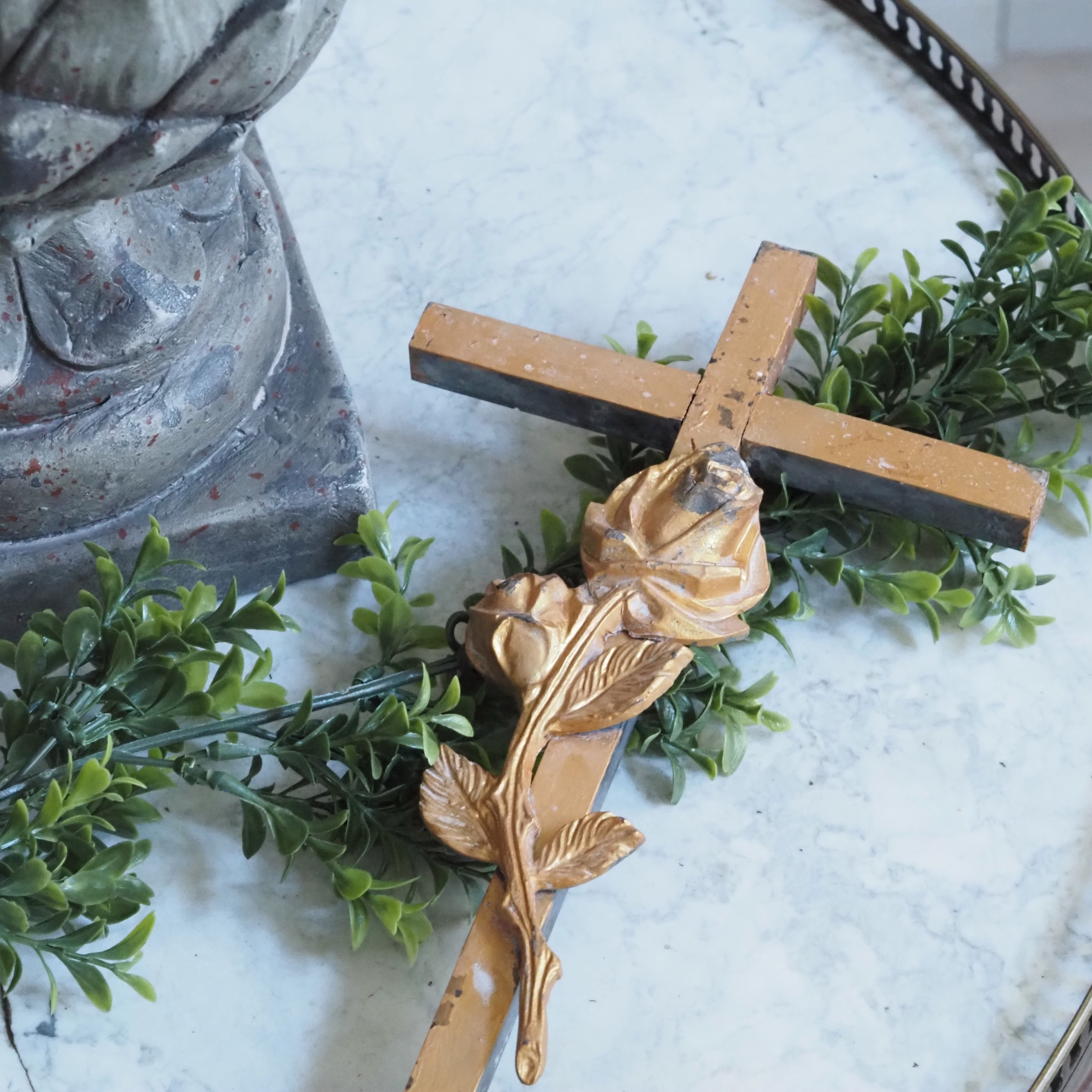 Kreuz mit Rosendekor · historisierendes Wandobjekt