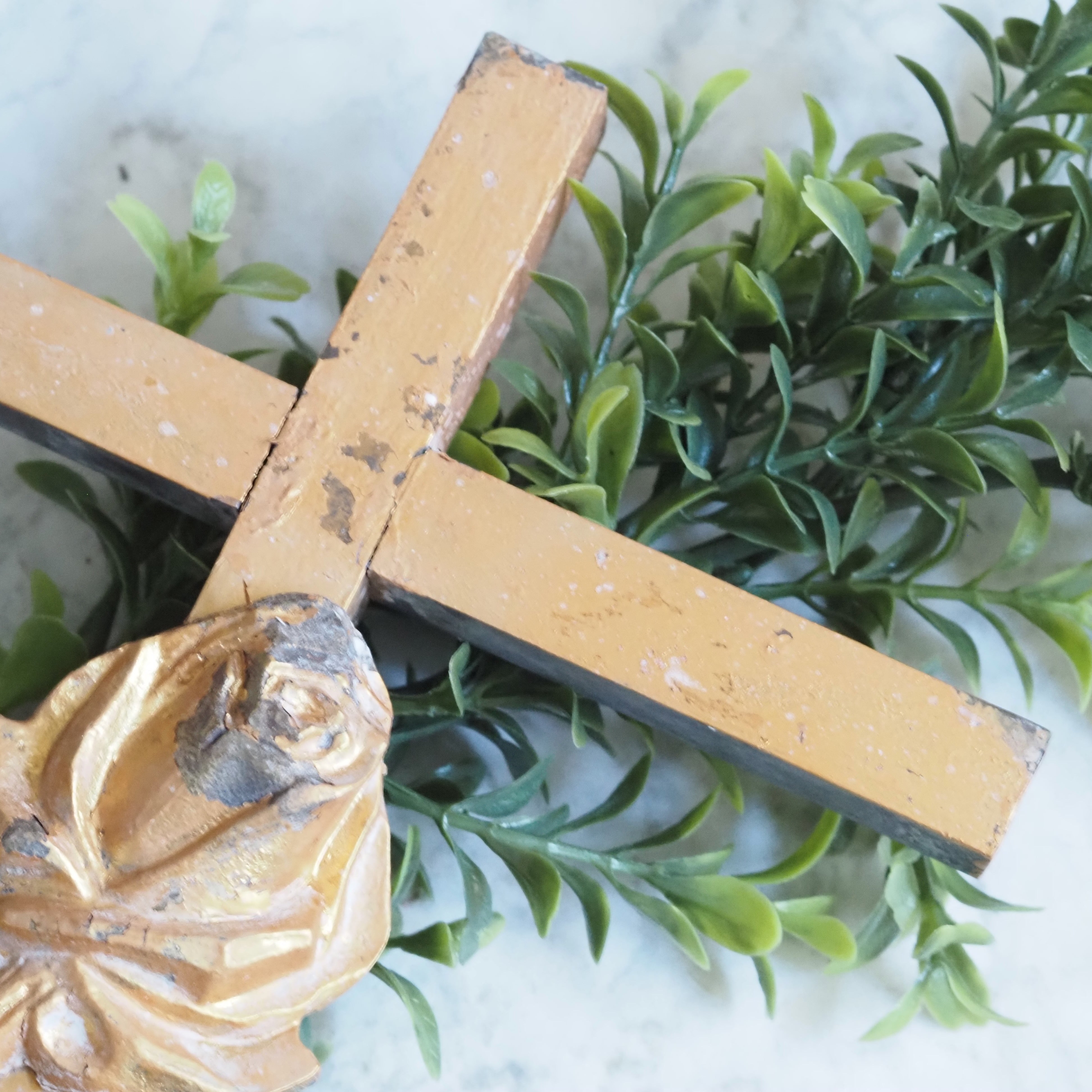 Kreuz mit Rosendekor · historisierendes Wandobjekt