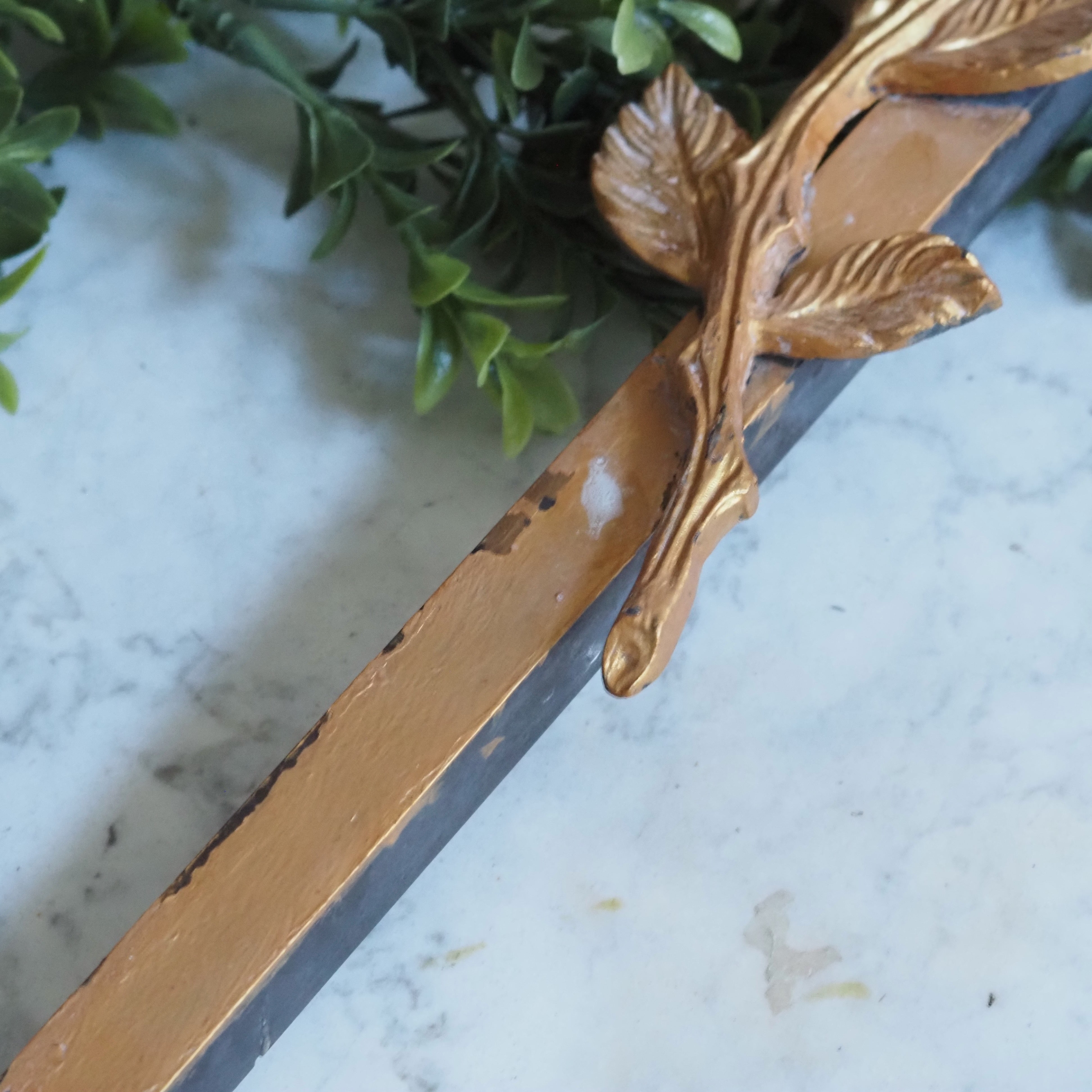 Kreuz mit Rosendekor · historisierendes Wandobjekt