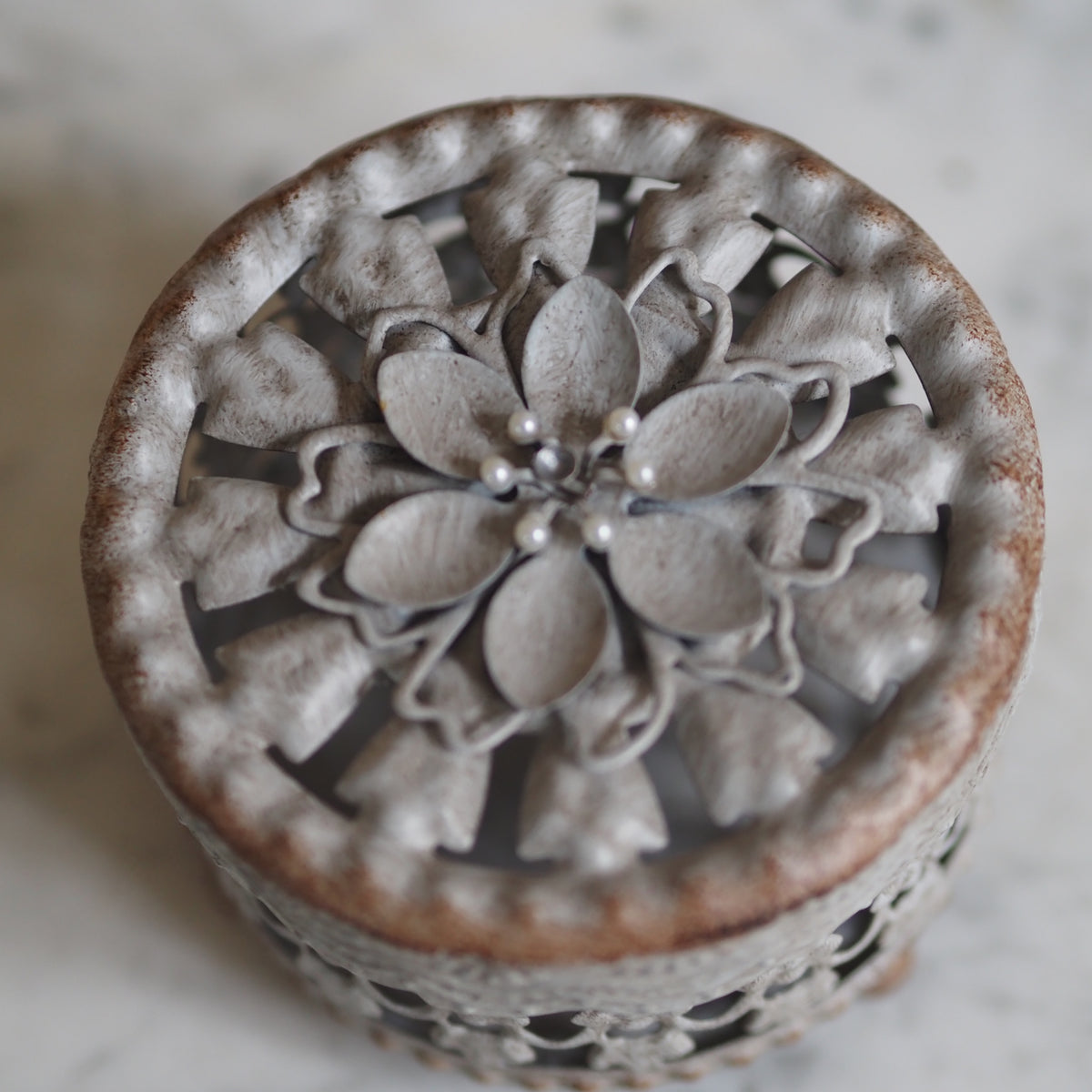 Schmuckdöschen Grau · Filigraner Blütendeckel Shabby Chic