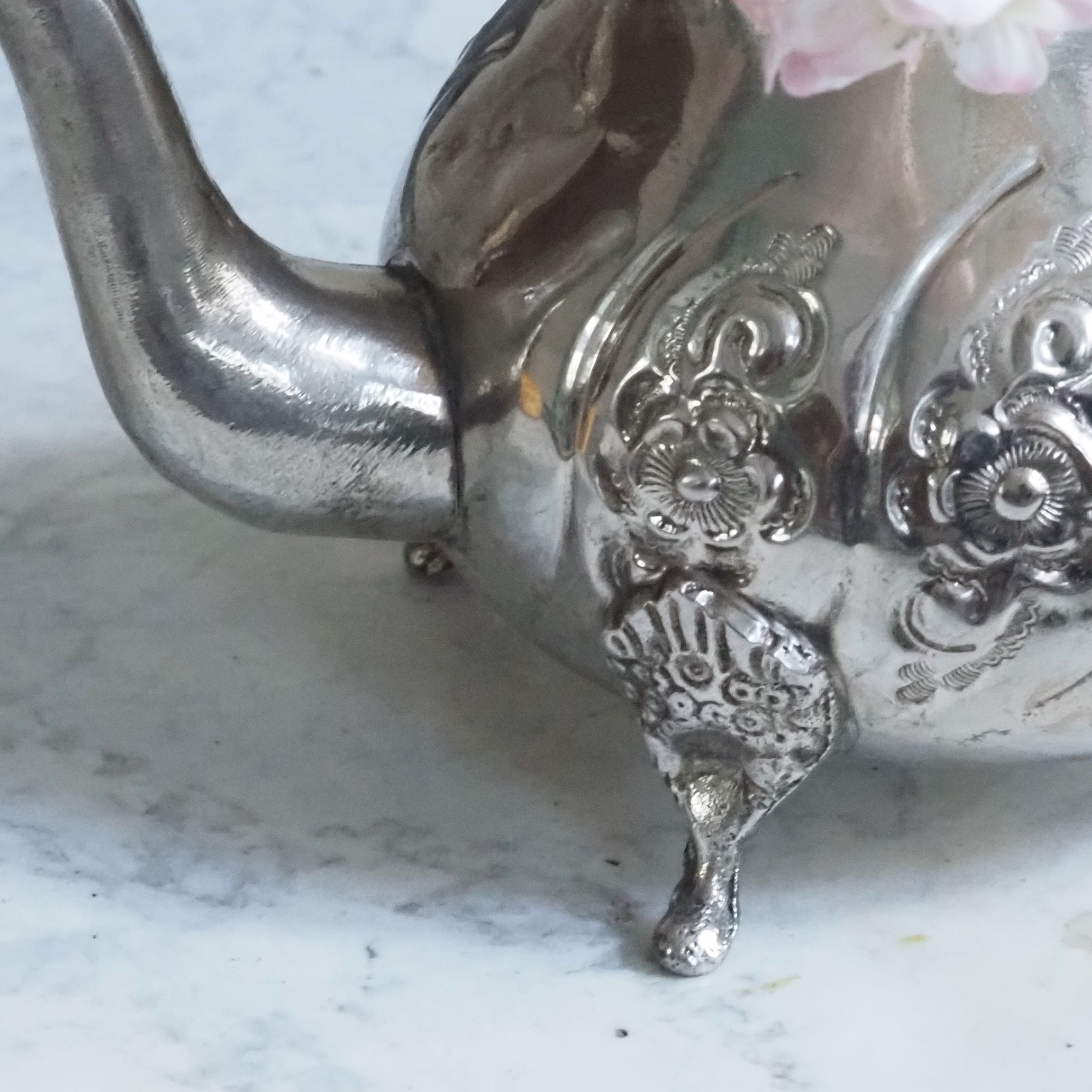 Teekanne Metall · floral geprägt · historisierende Form