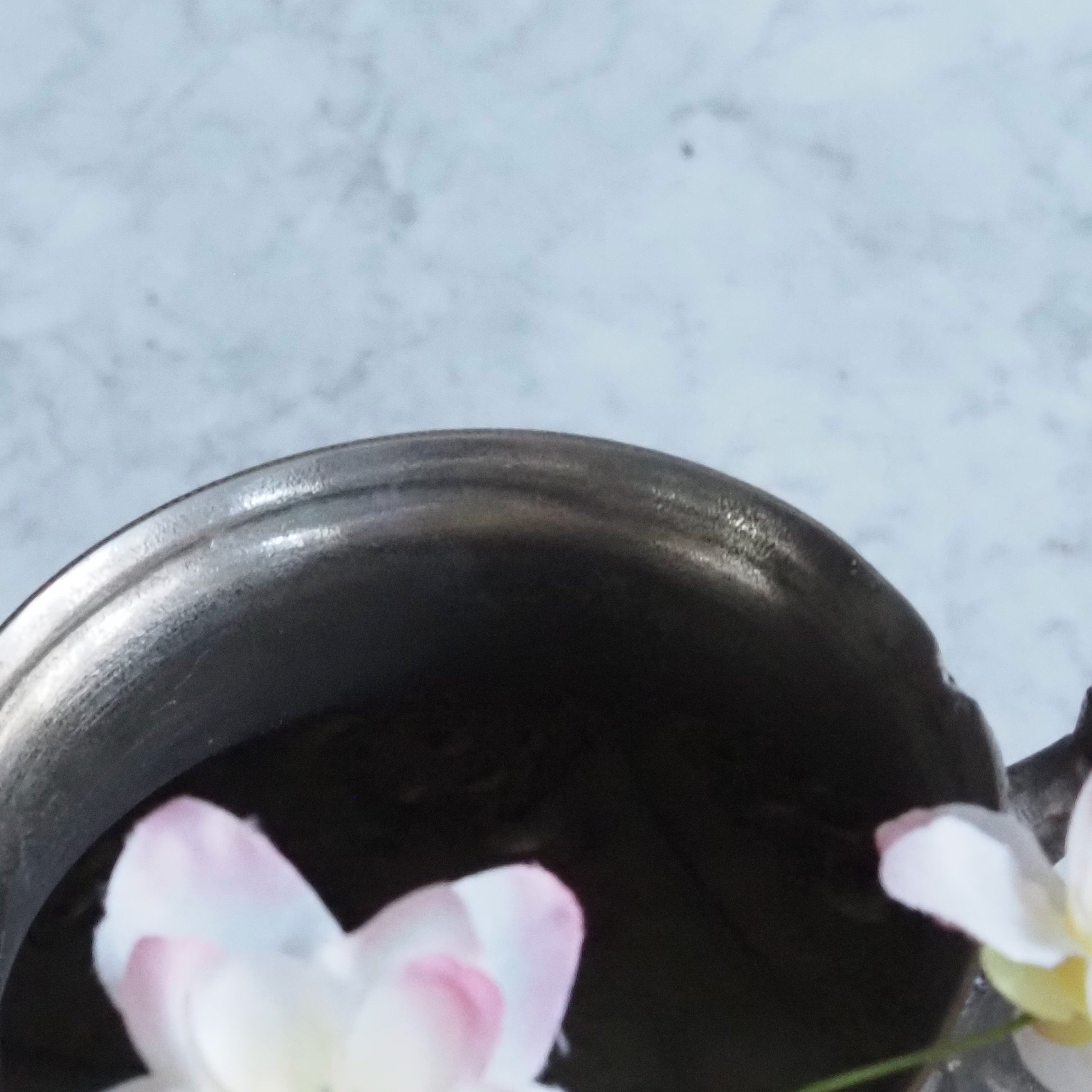 Teekanne Metall · floral geprägt · historisierende Form