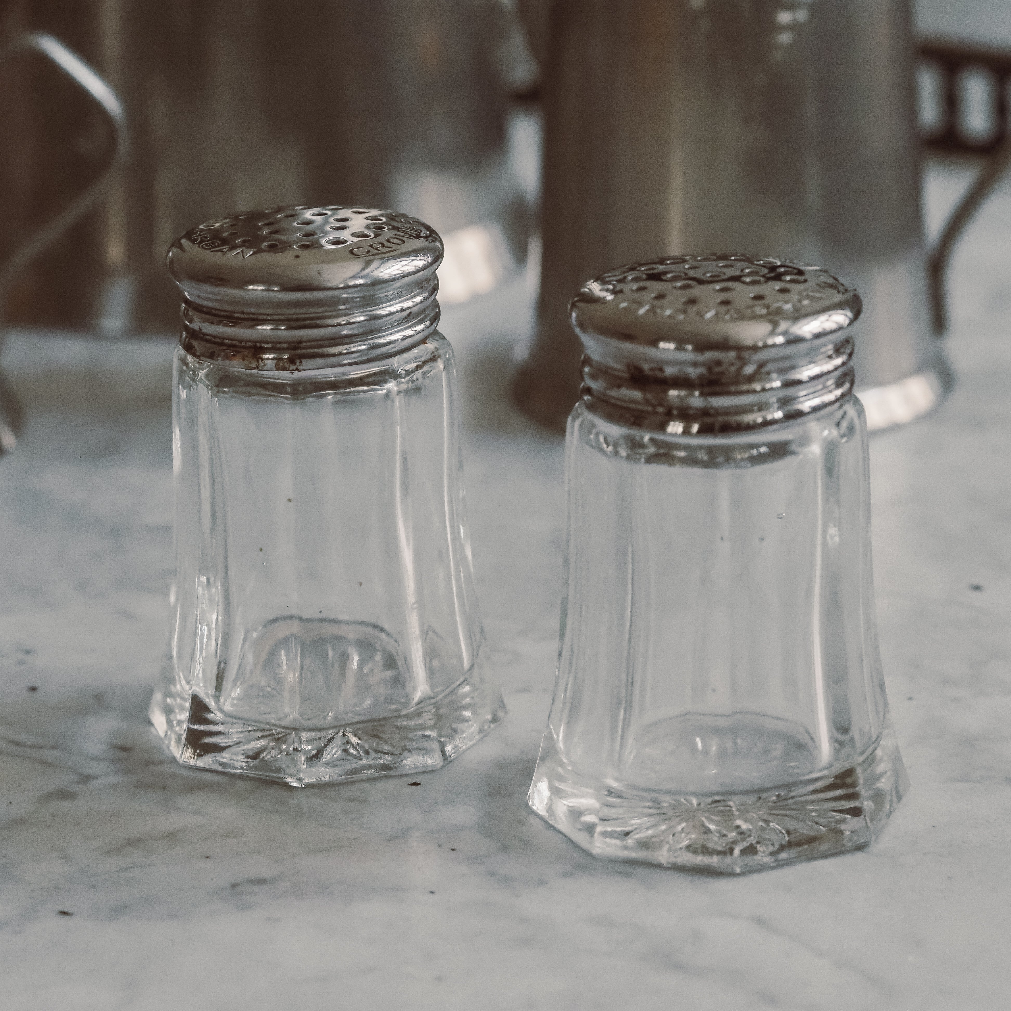 Salz- und Pfefferstreuer Set · WMF Cromargan / Glas · 20. Jh.
