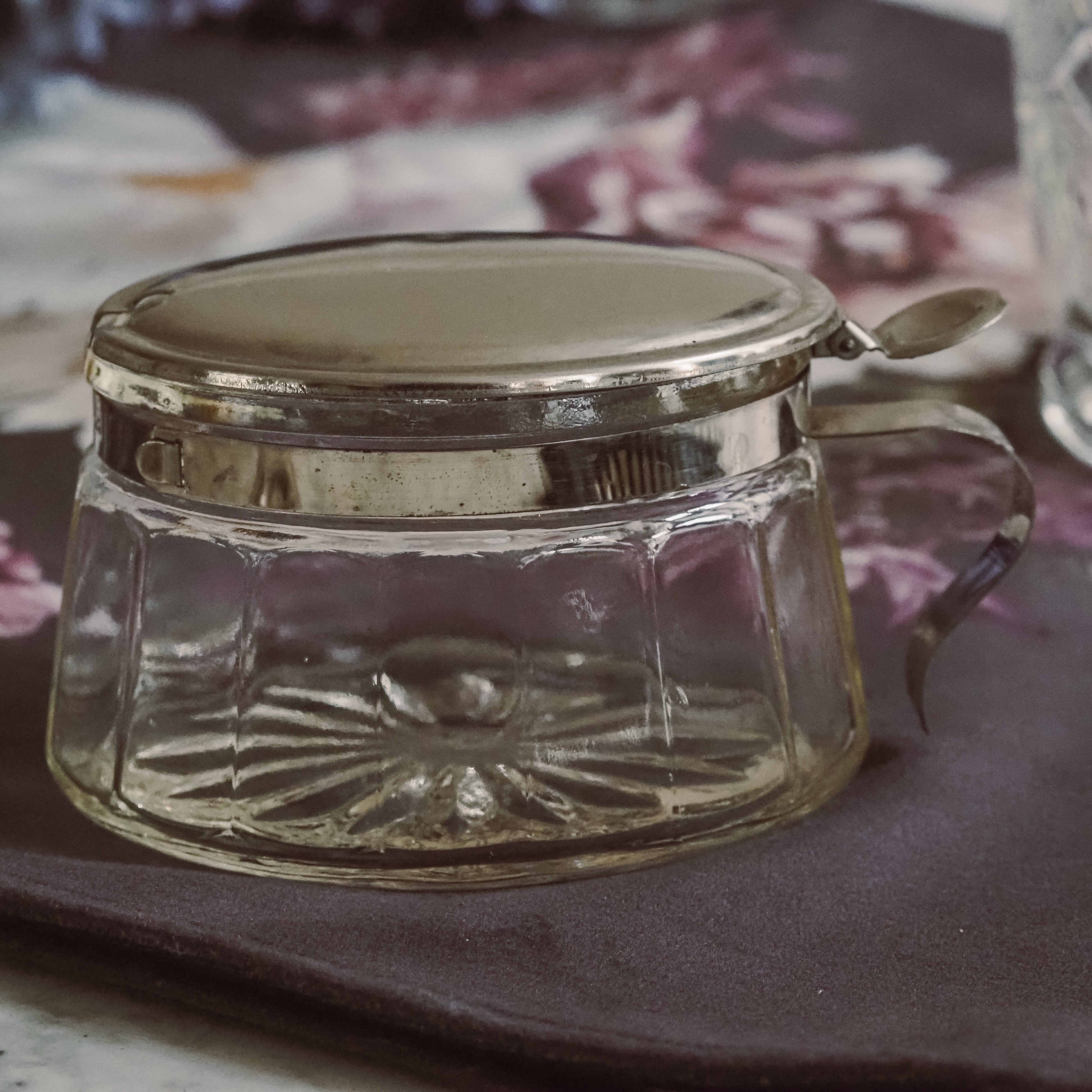 Zuckerdose aus Pressglas · kleine Bonboniere mit Metall Deckel