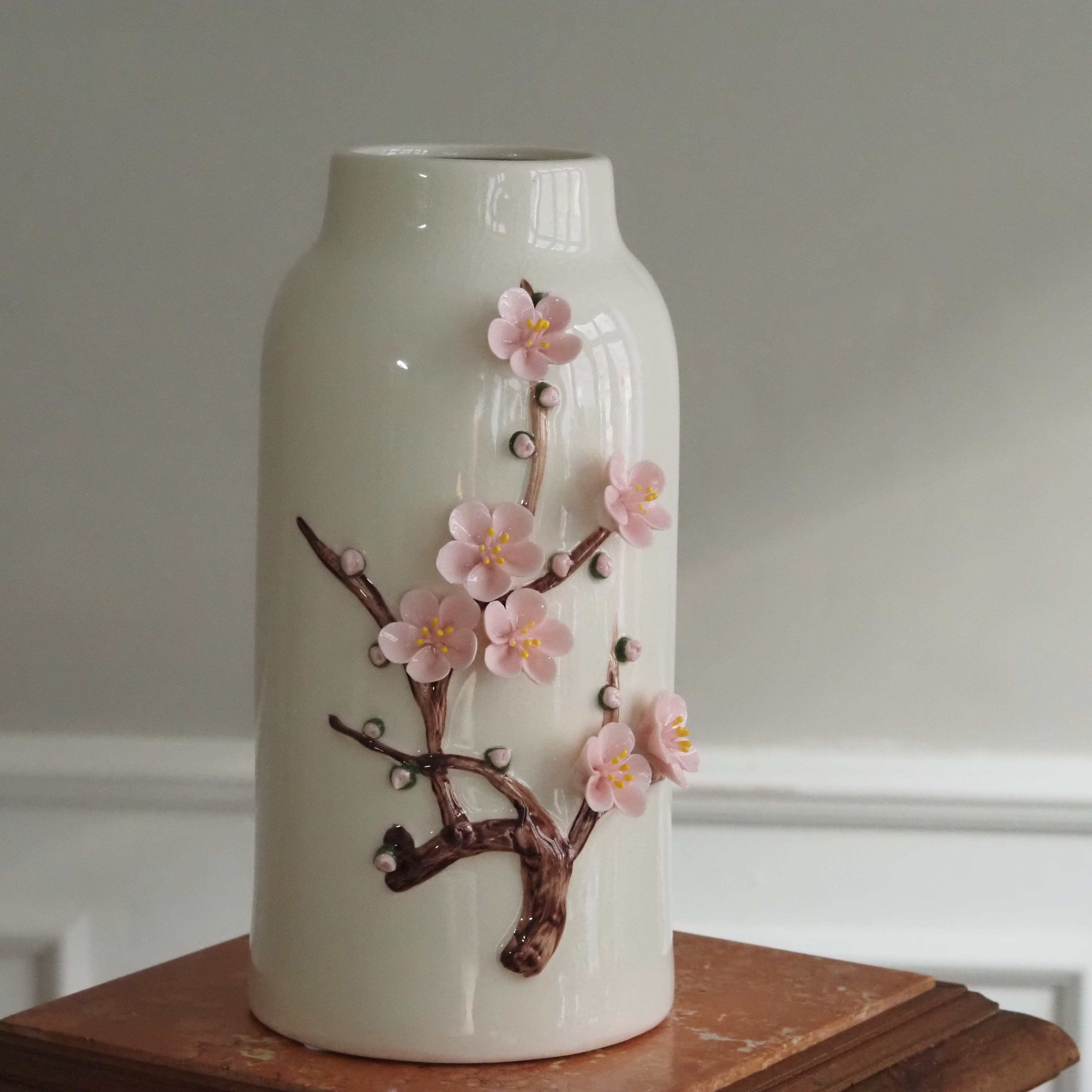 Keramikvase Cremeweiß · Zylindrisch mit plastischem Kirschblütenrelief · Hana