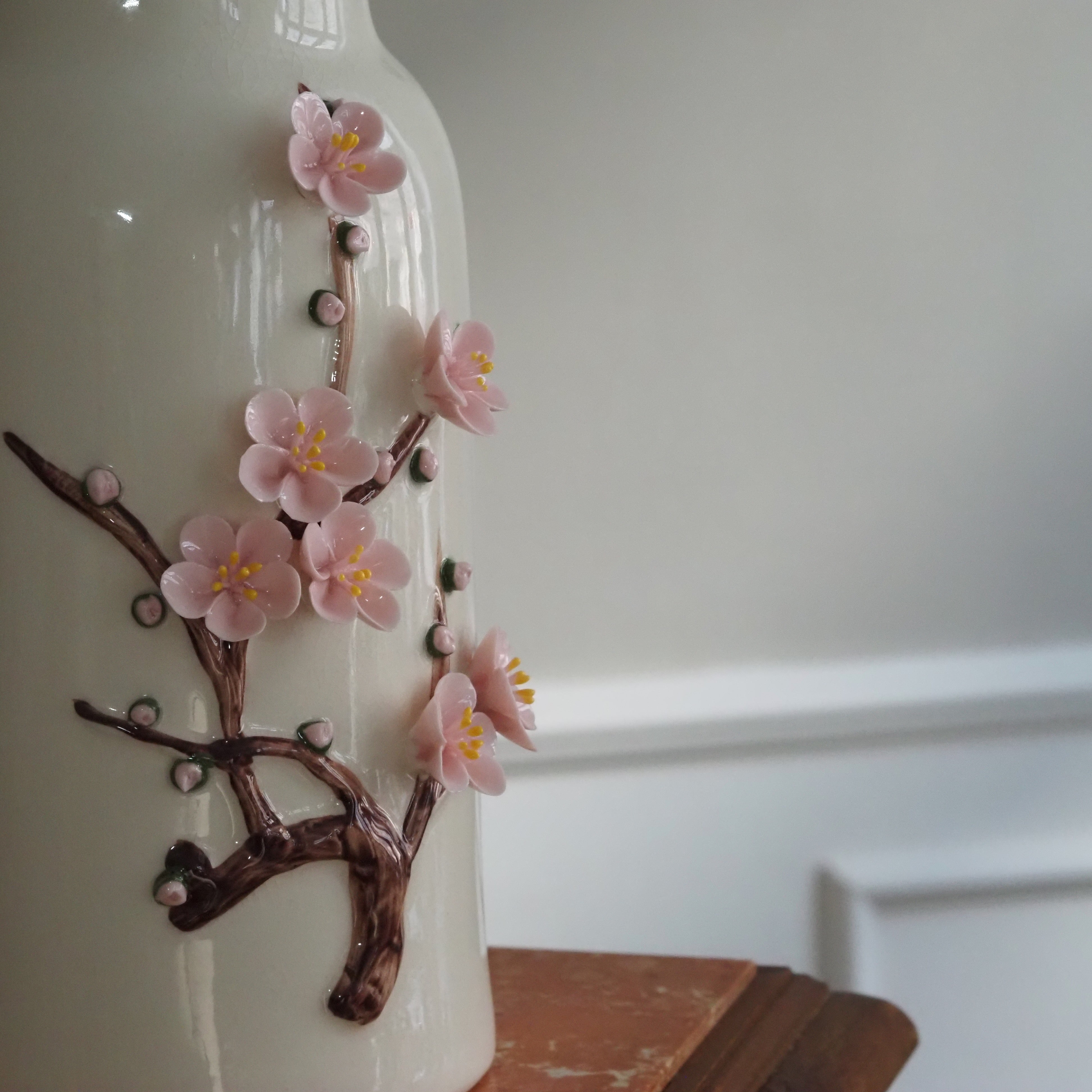 Keramikvase Cremeweiß · Zylindrisch mit plastischem Kirschblütenrelief · Hana