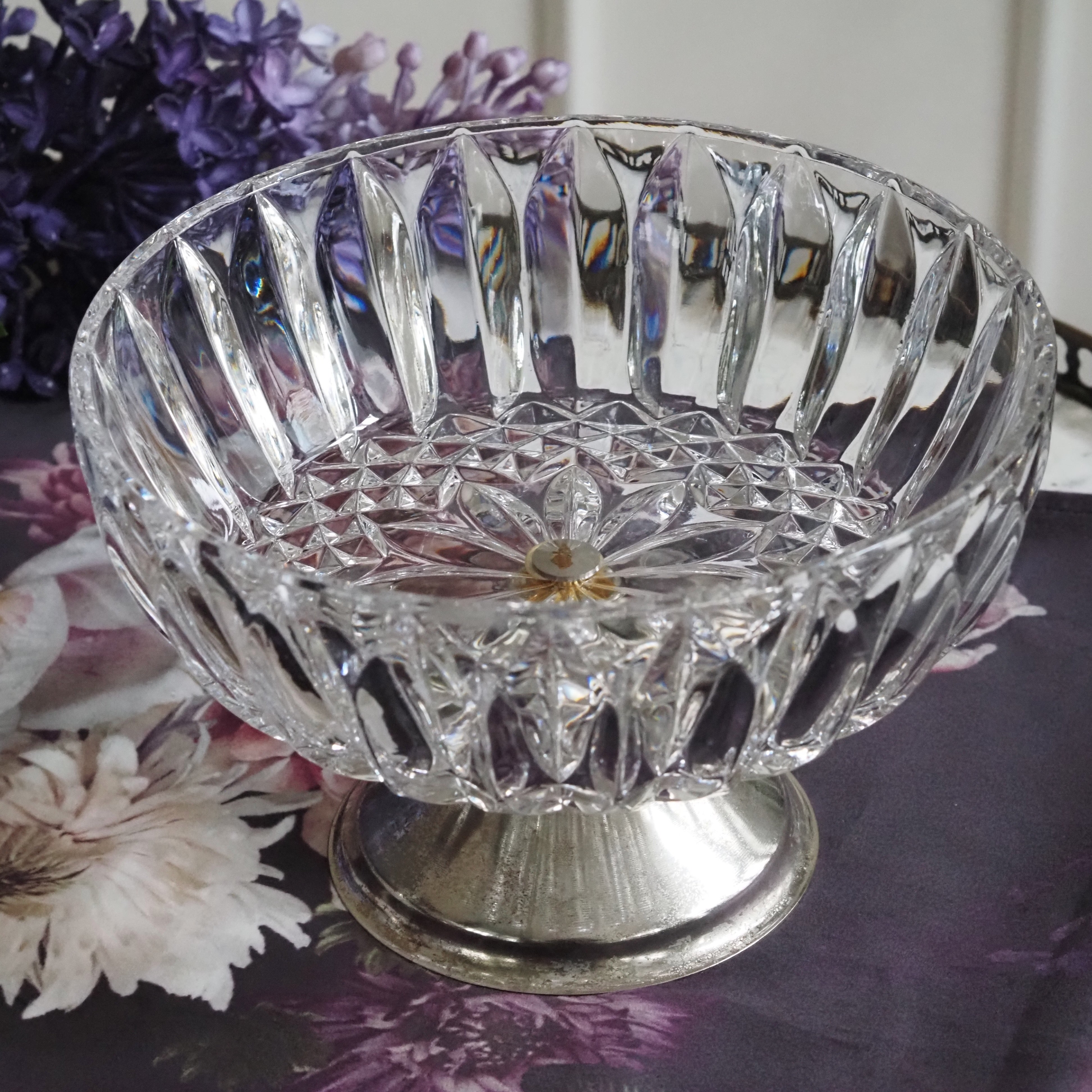 Schale auf Fuß · Glas mit Metallfuß · klassisch inspiriert