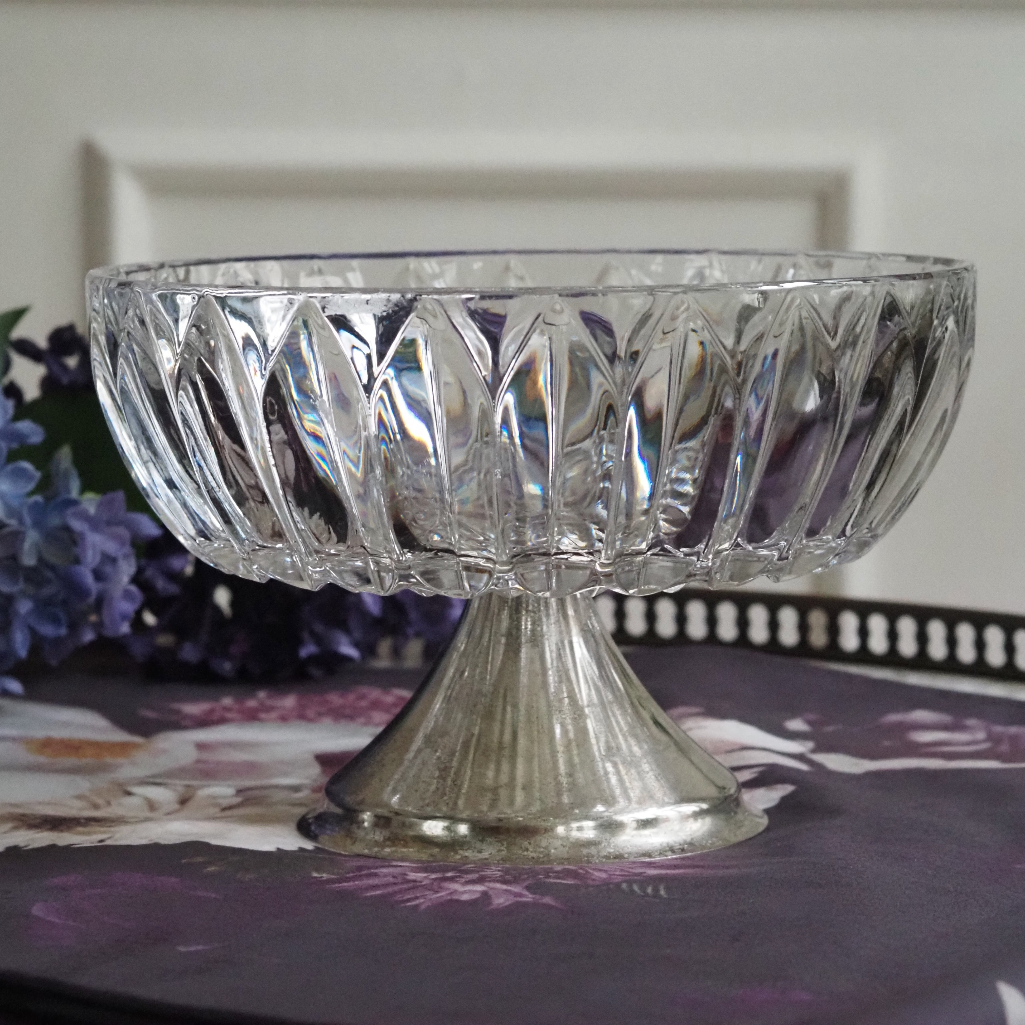 Schale auf Fuß · Glas mit Metallfuß · klassisch inspiriert