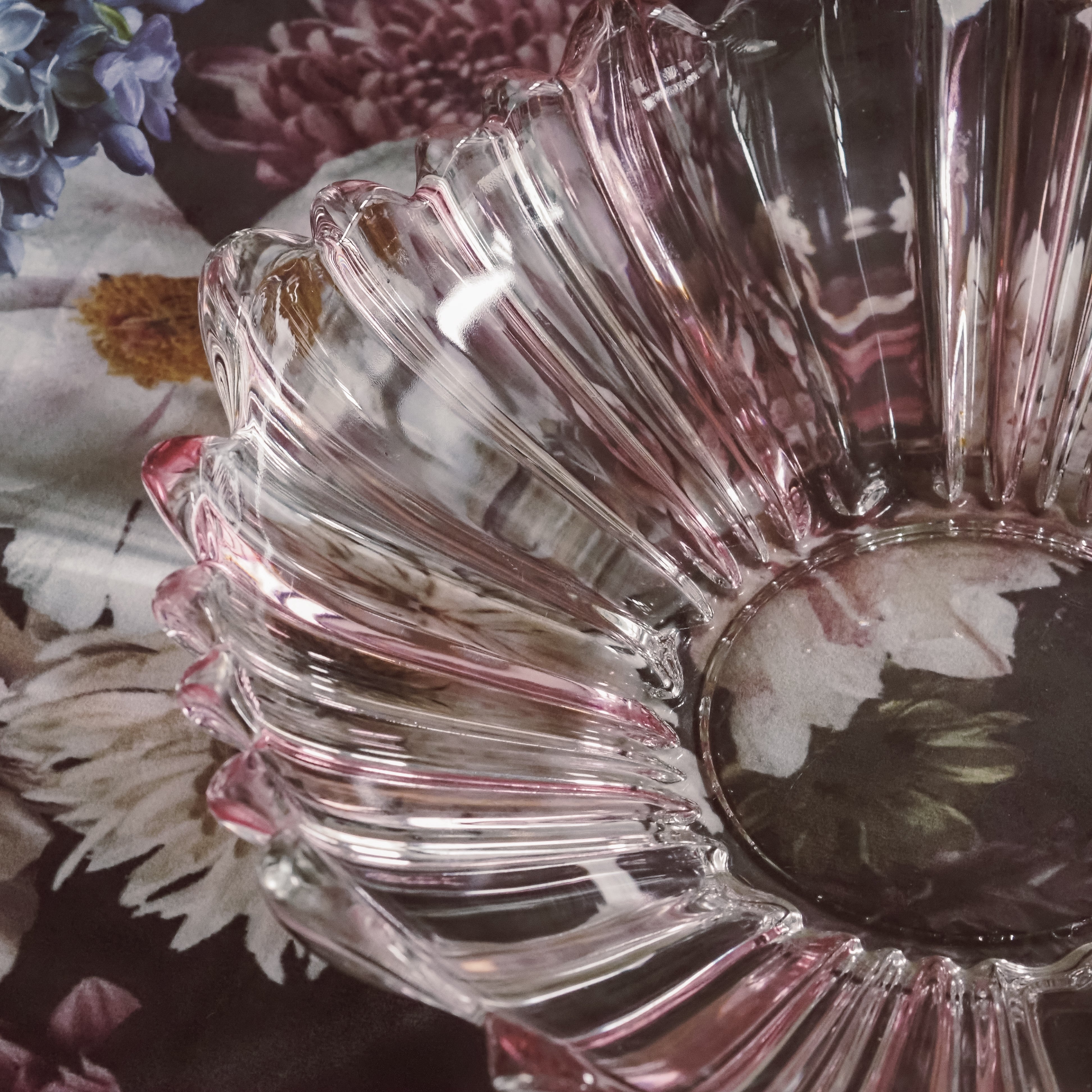 Glasschale · Roséfarbenes Pressglas / Schale mit gewelltem Rand