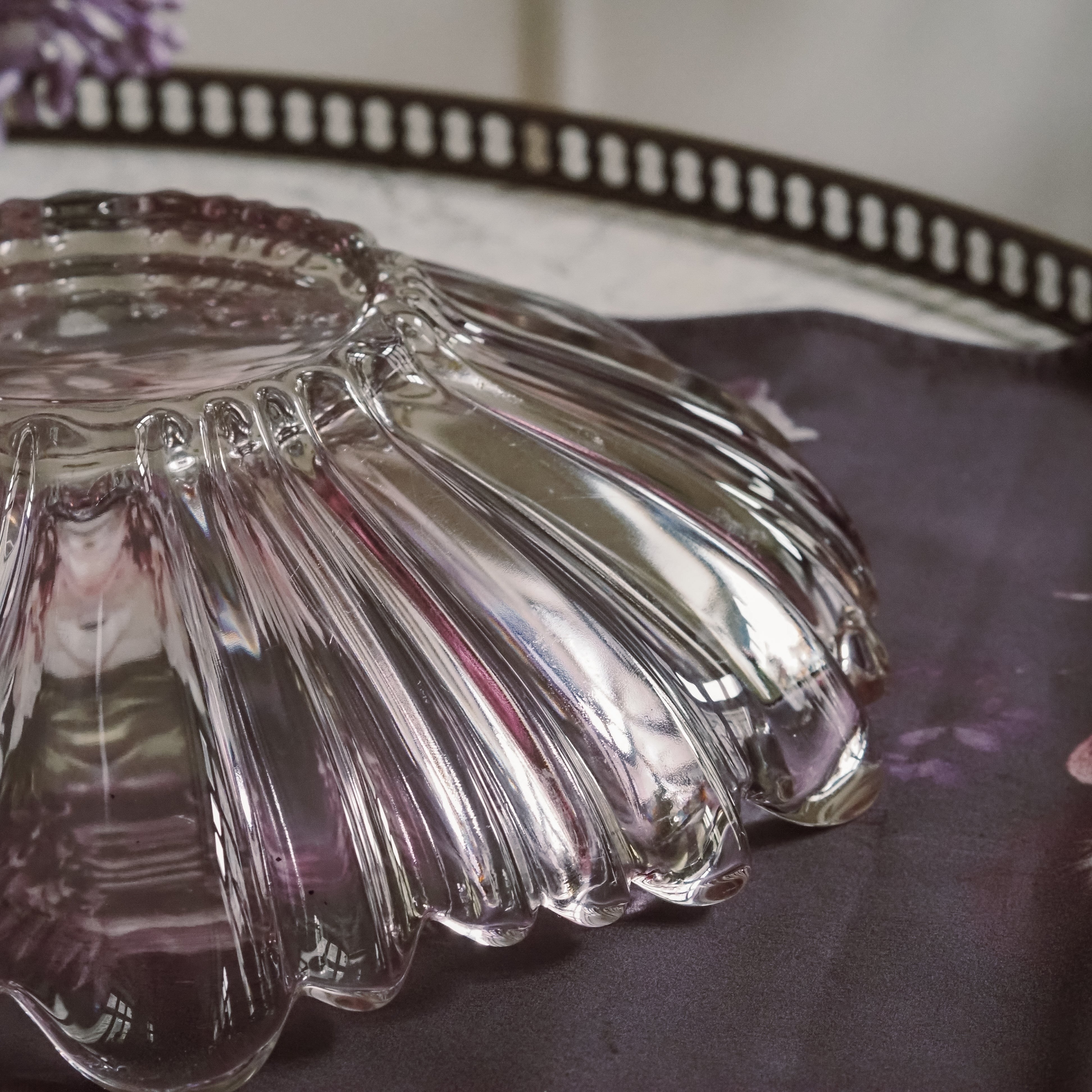 Glasschale · Roséfarbenes Pressglas / Schale mit gewelltem Rand