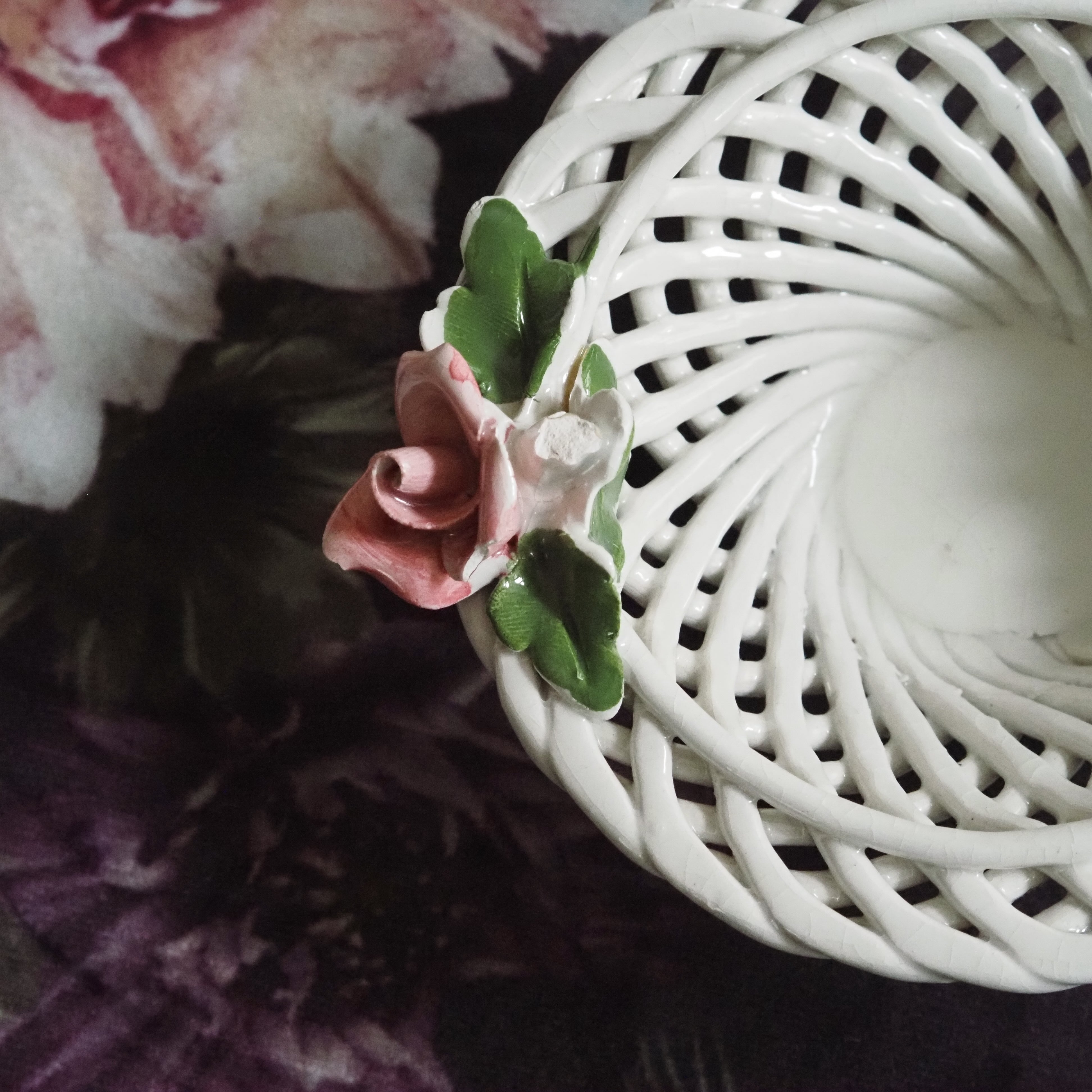 Porzellanschale · durchbrochen / florale Applikationen