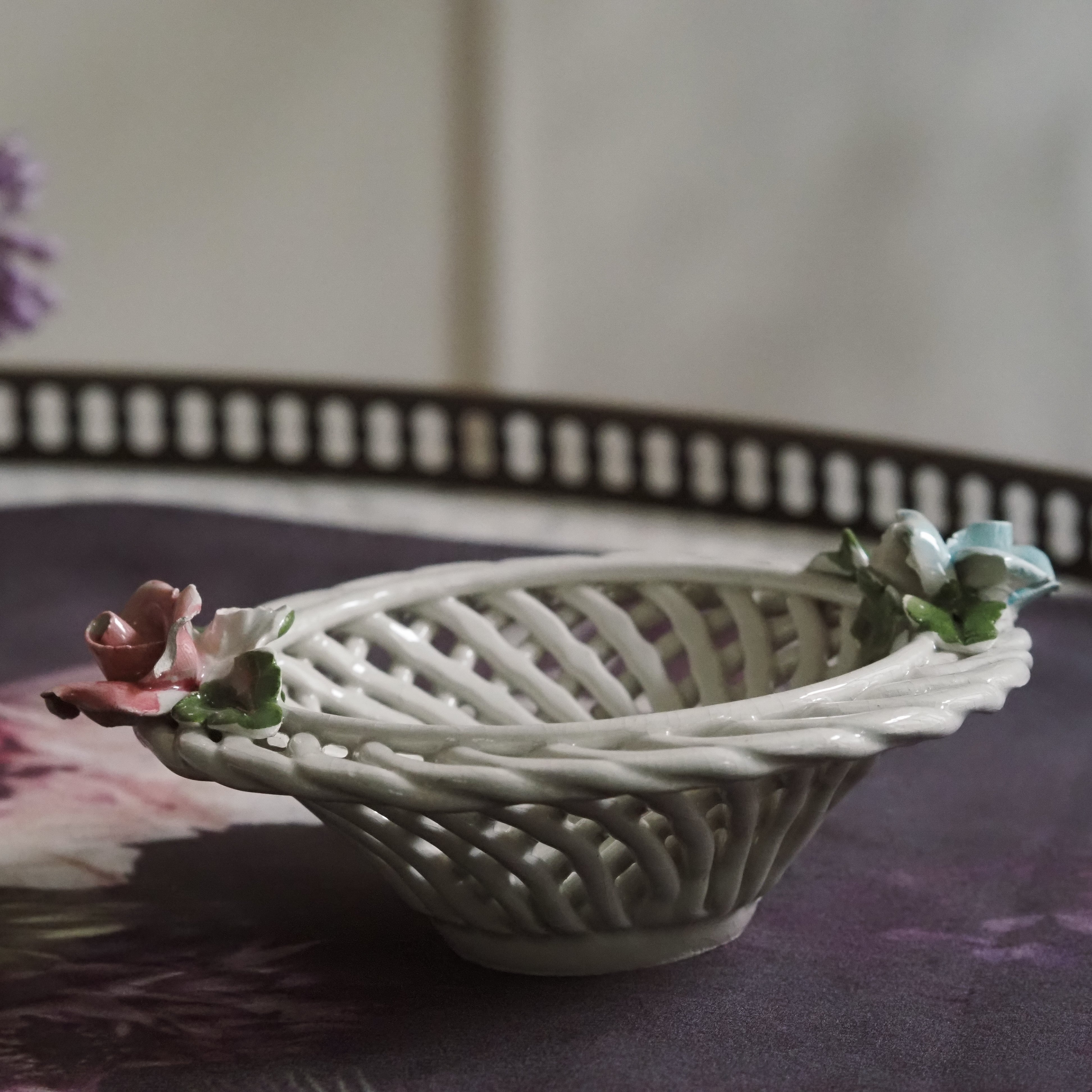 Porzellanschale · durchbrochen / florale Applikationen