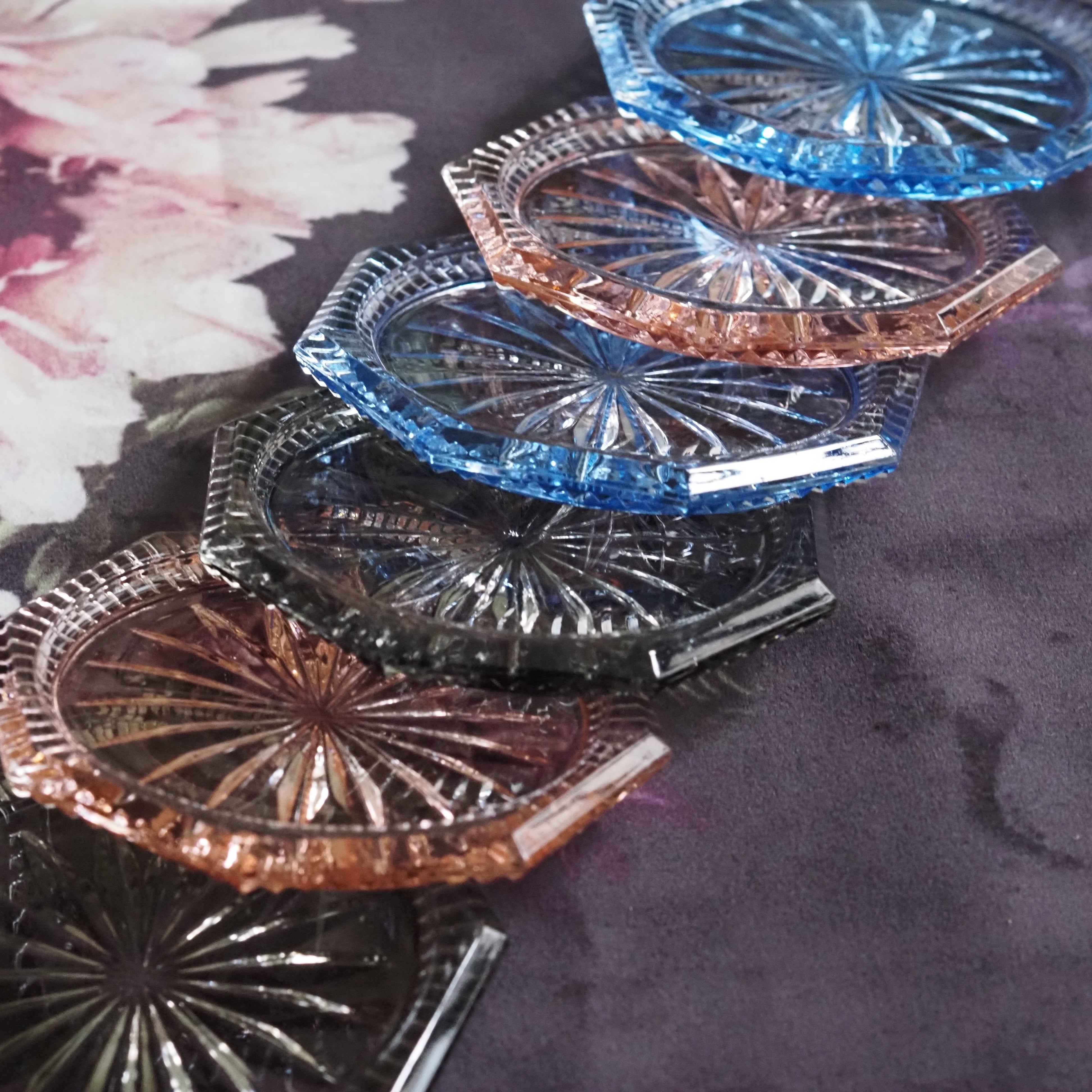 Glas-Untersetzer Set · Pressglas mit Schliffdekor im Vintage-Stil
