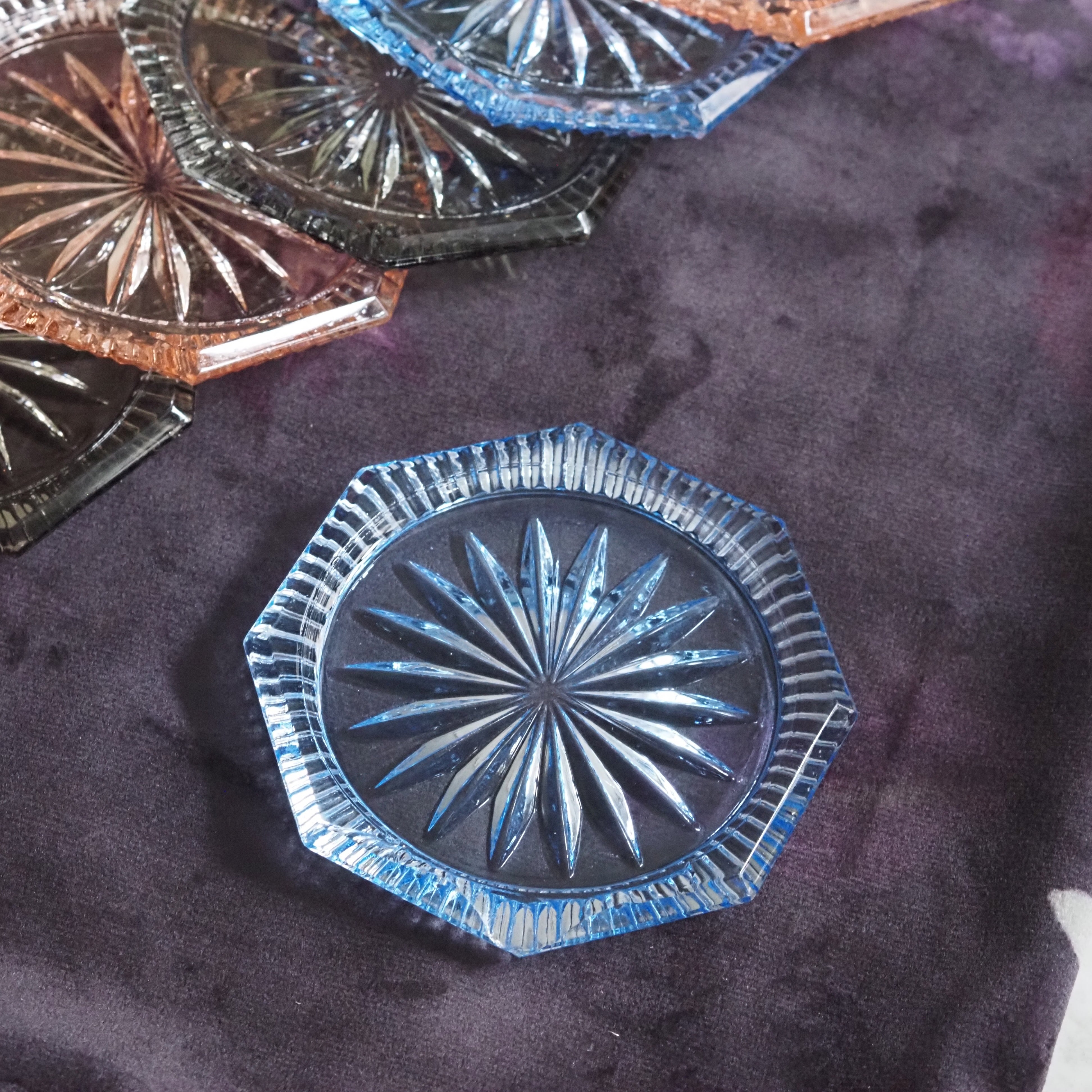 Glas-Untersetzer Set · Pressglas mit Schliffdekor im Vintage-Stil
