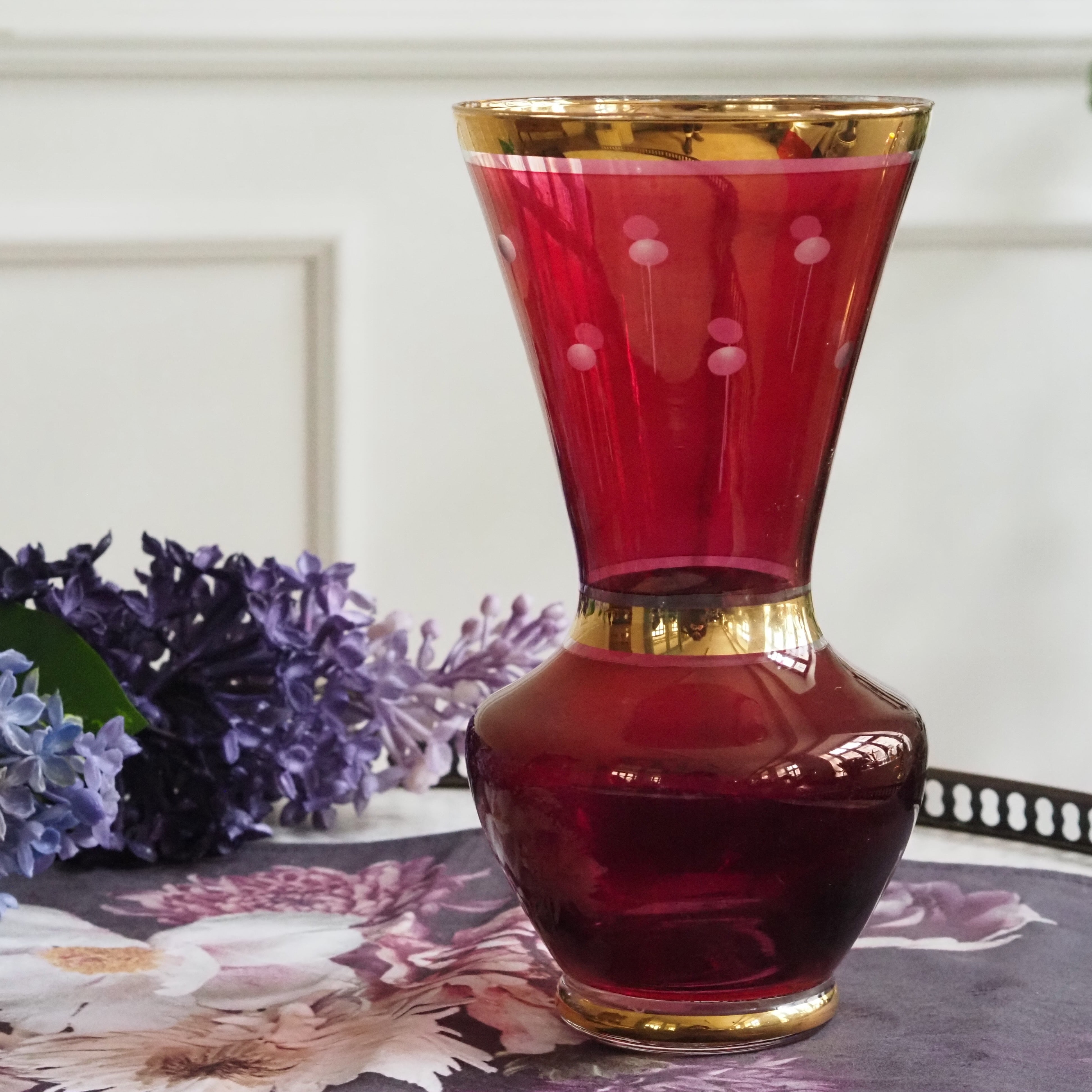 Glasvase mit Deckel · rotes Glas mit Goldrand · dekoratives Objekt