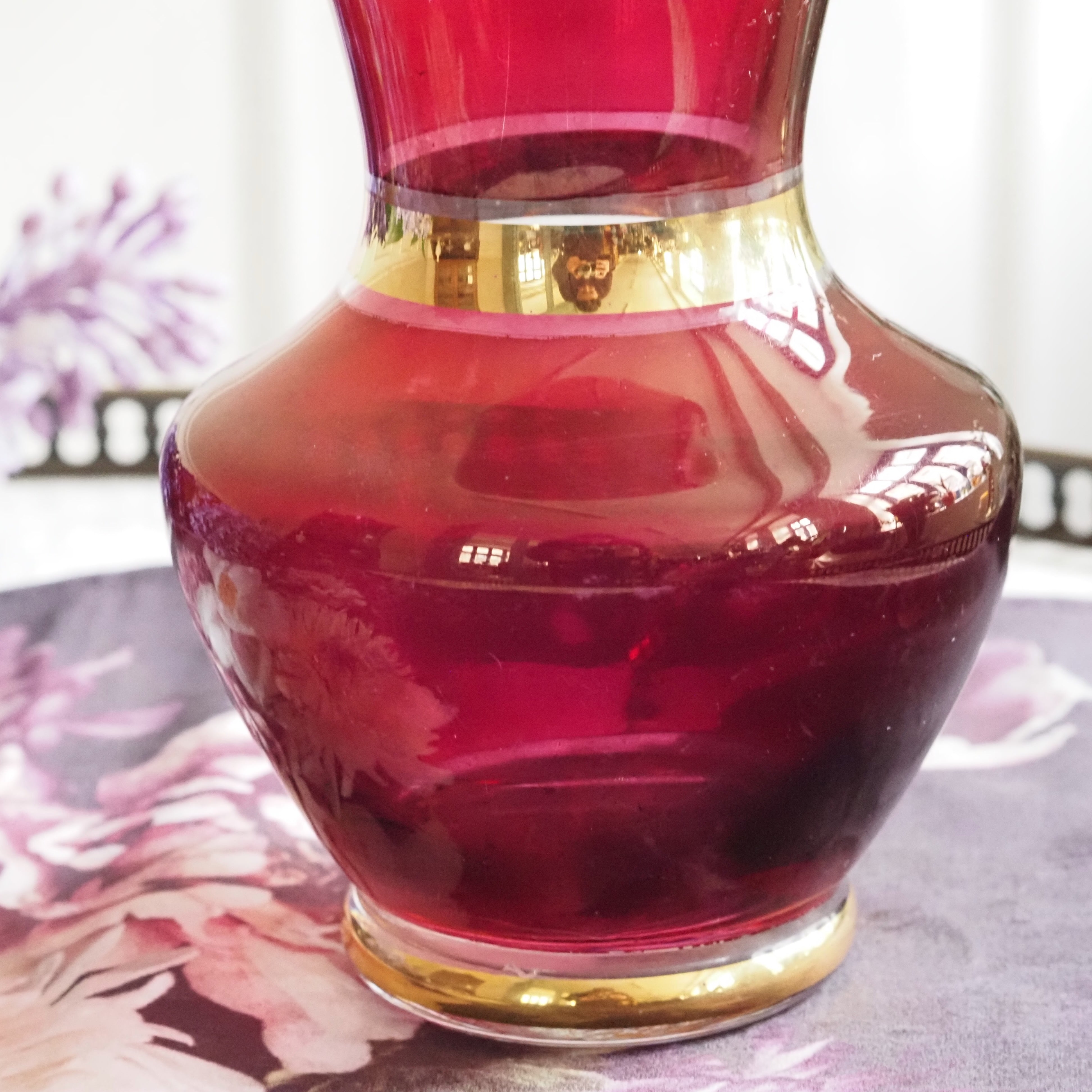 Glasvase mit Deckel · rotes Glas mit Goldrand · dekoratives Objekt