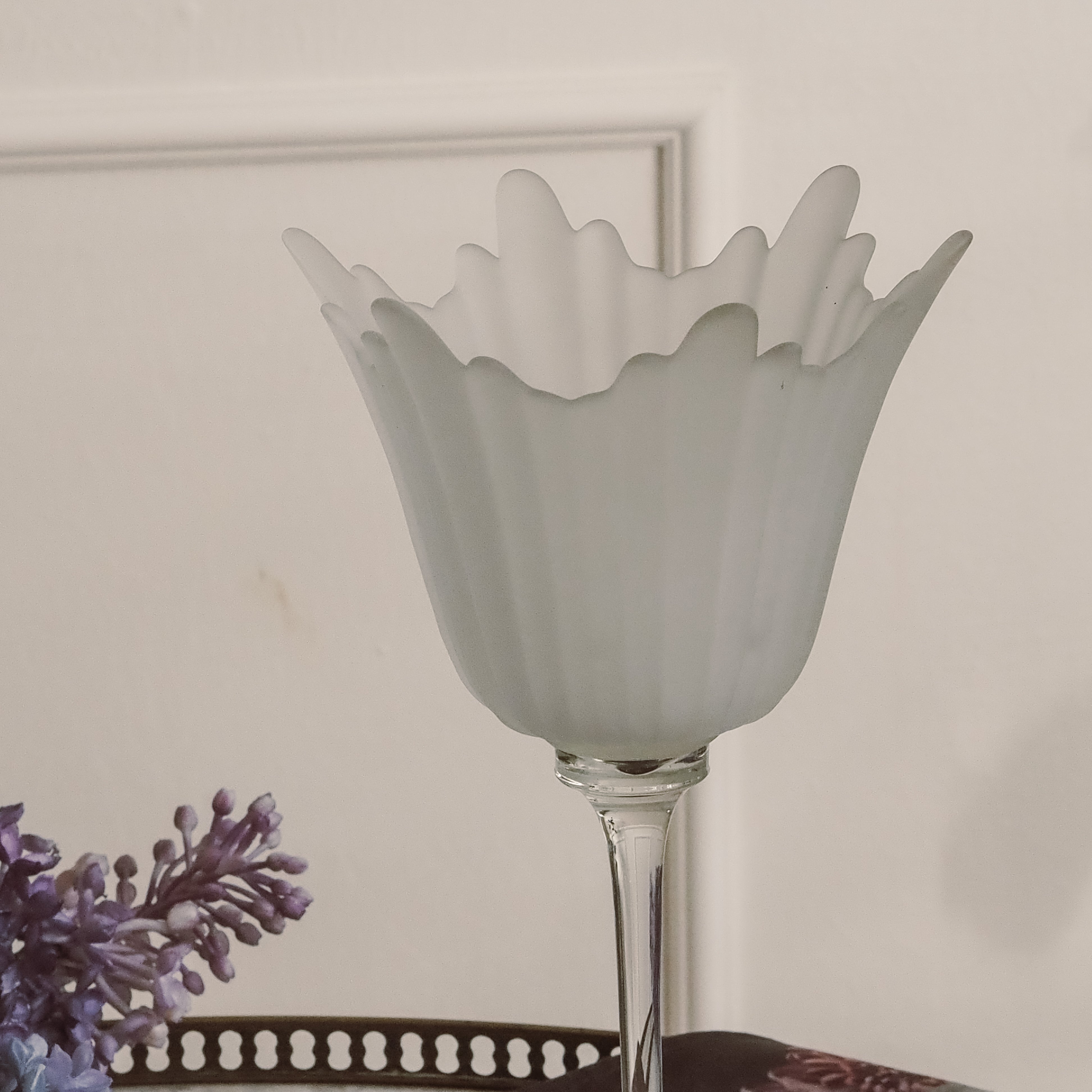 Satiniertes Glas auf Fuß · blütenförmige Schale / Dekorobjekt