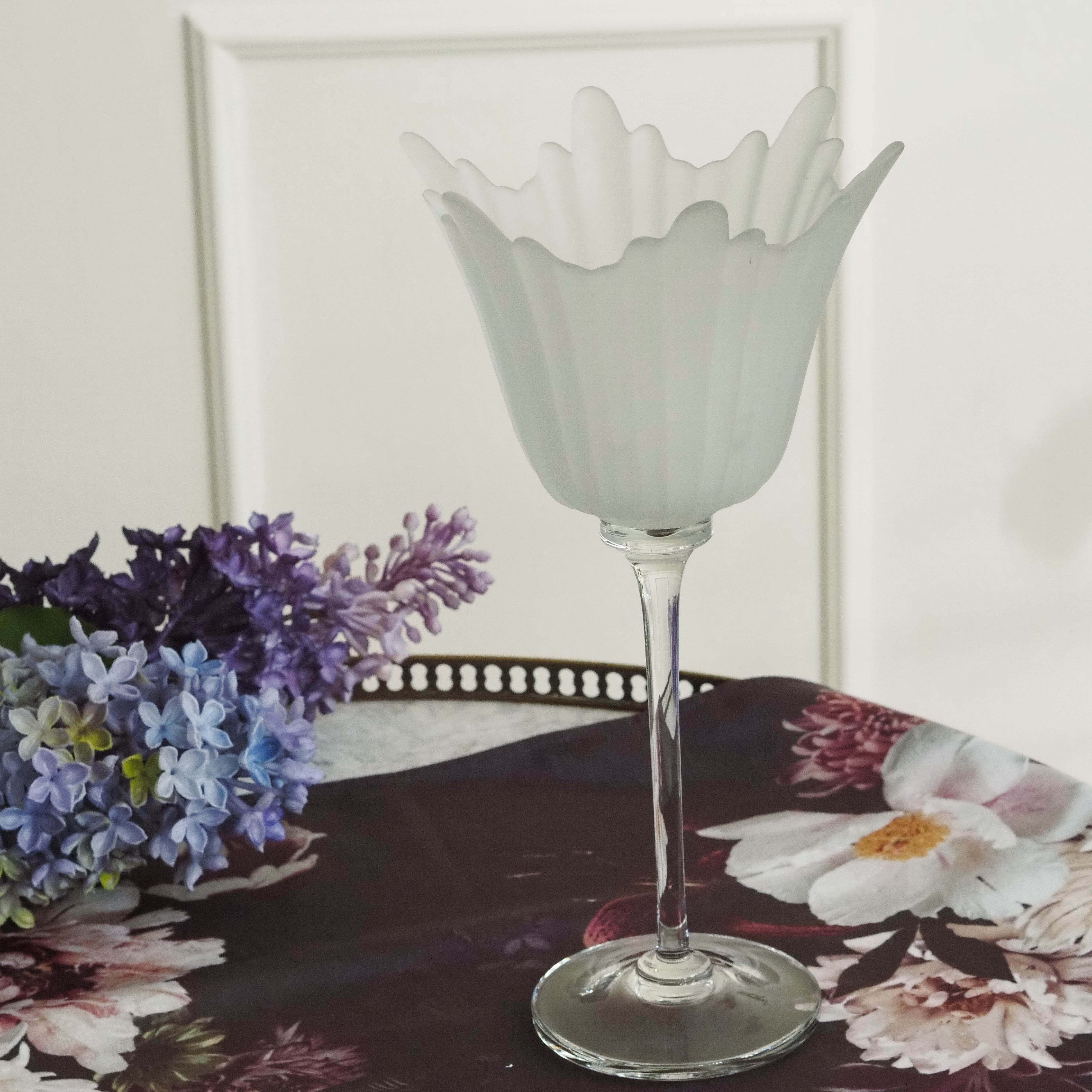 Satiniertes Glas auf Fuß · blütenförmige Schale / Dekorobjekt