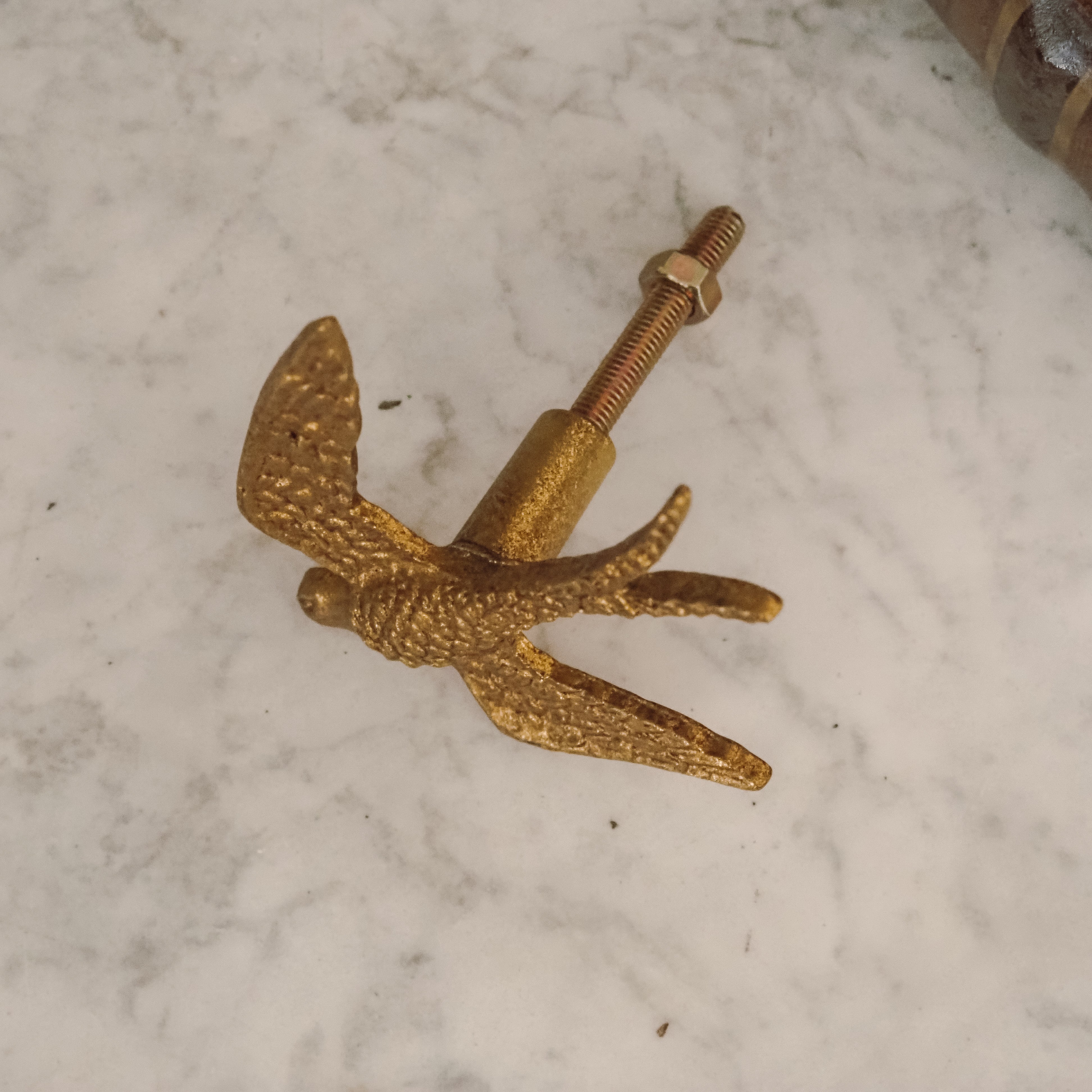 Möbelknopf Schwalbe · Goldfarbener Metallguss im Landhausstil