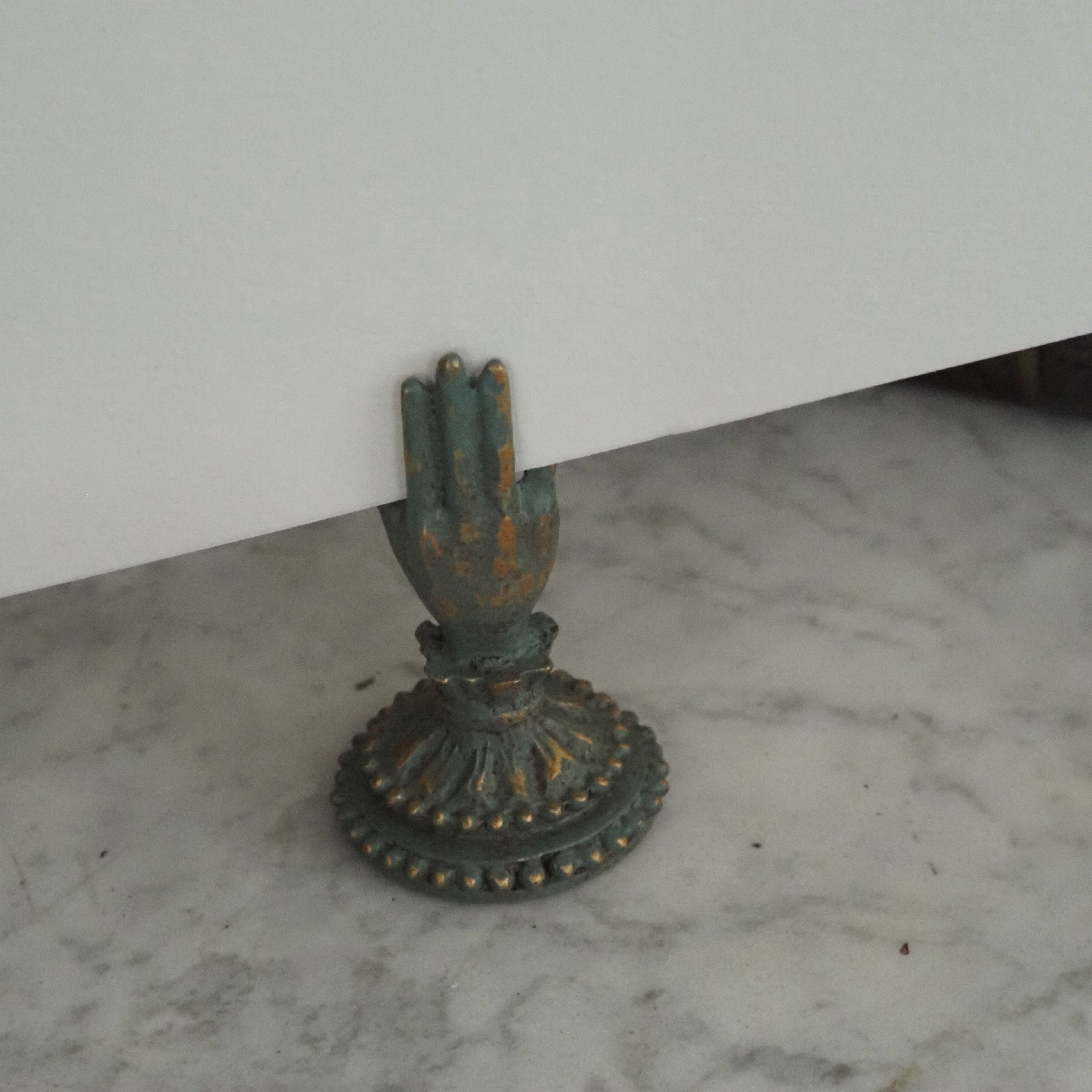 Kartenhalter Hand · Patina-Optik im Stil des Historismus