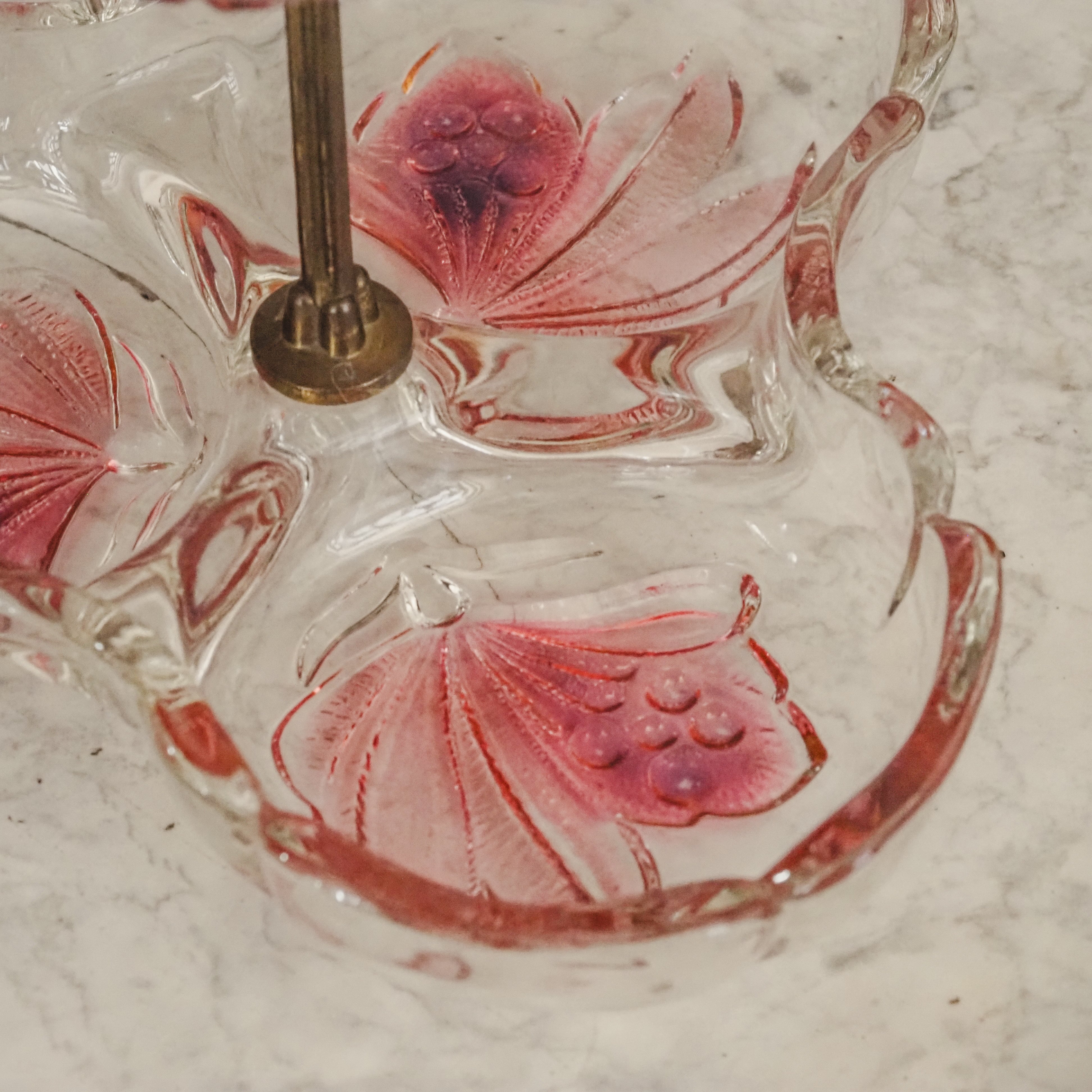Etagere Glas Rosa · Zweistöckig mit Blütenrelief und messingfarbenem Halter