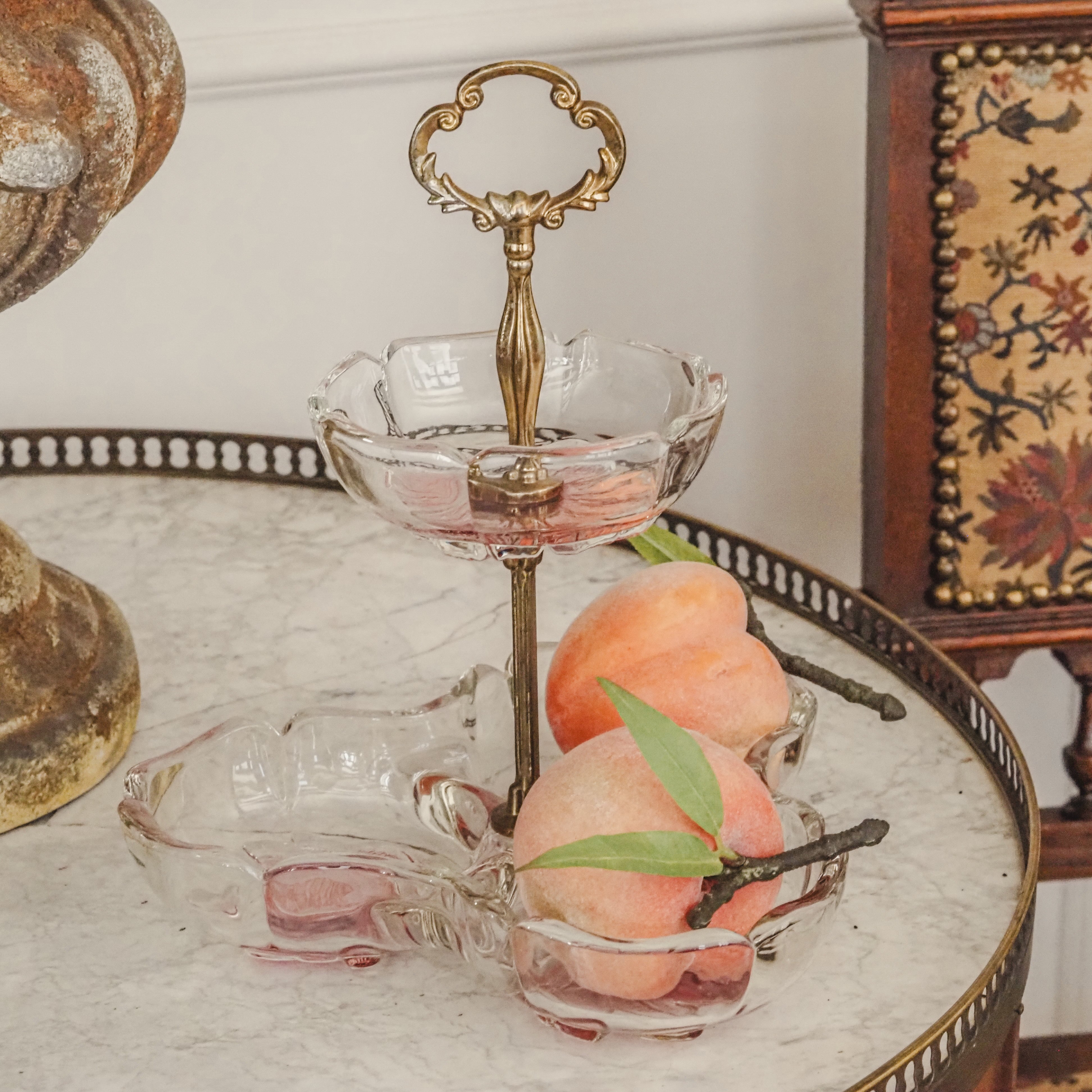 Etagere Glas Rosa · Zweistöckig mit Blütenrelief und messingfarbenem Halter