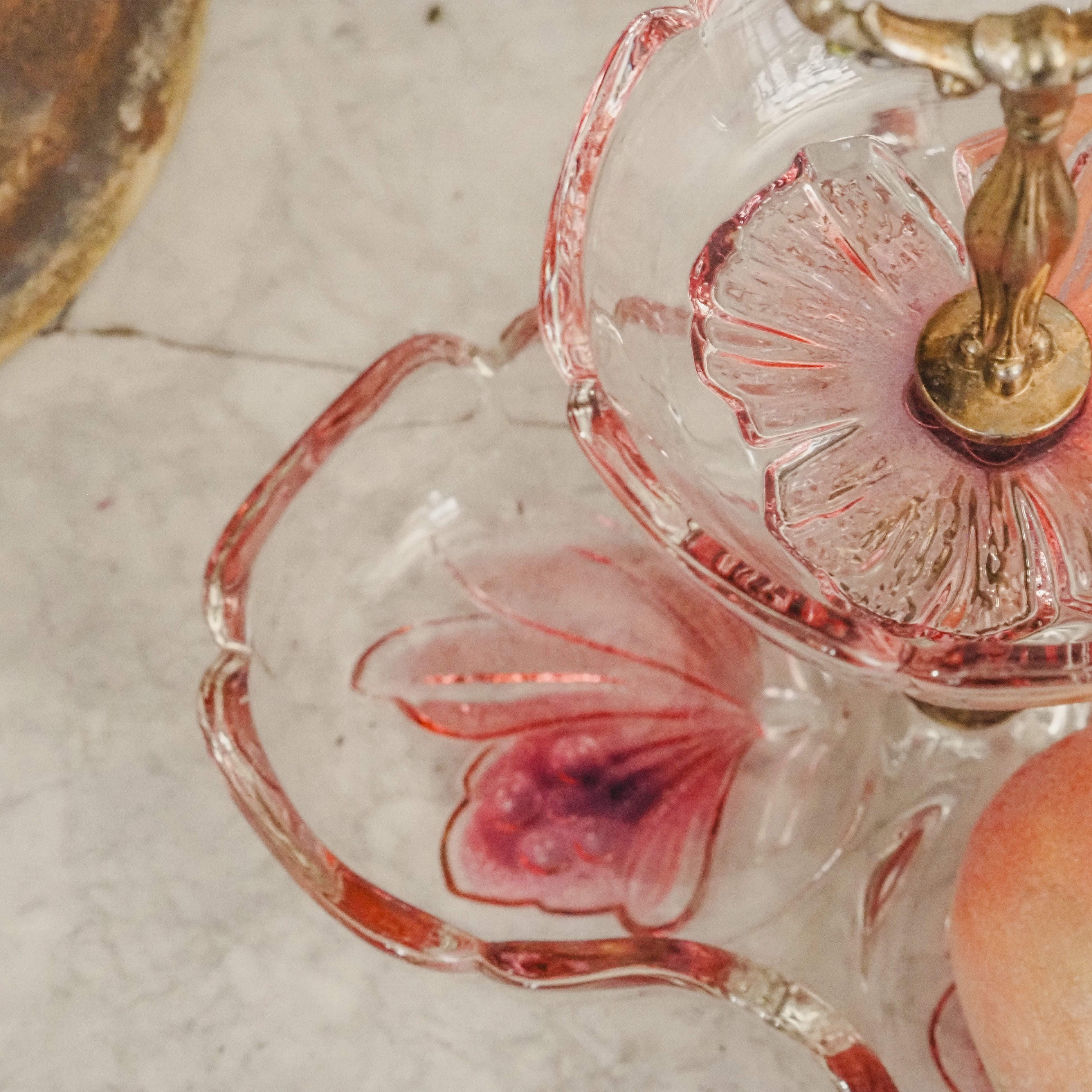 Etagere Glas Rosa · Zweistöckig mit Blütenrelief und messingfarbenem Halter