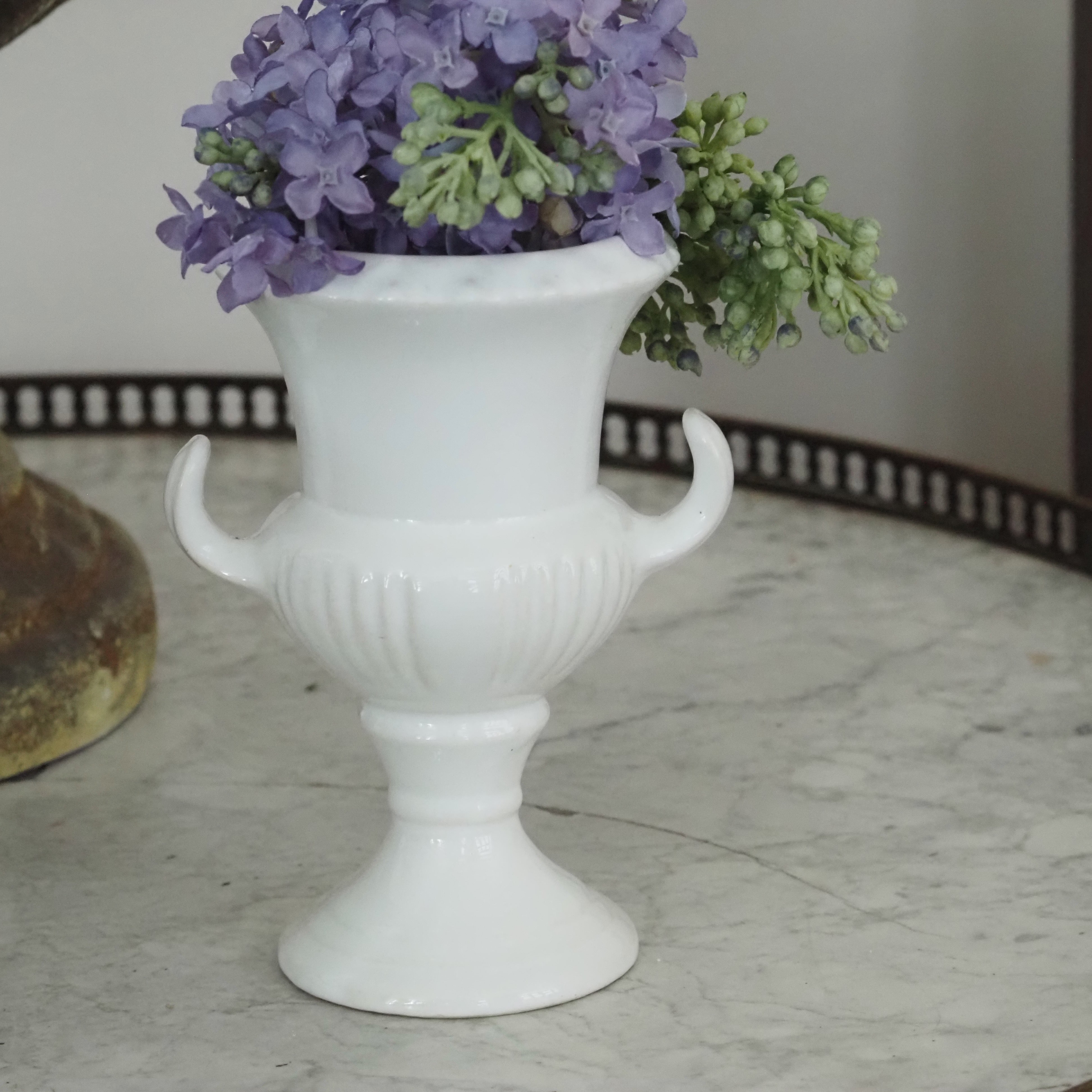 Blumenvase Steingut Weiß · Medici-Form mit Henkeln, wohl Mitte 20. Jahrhundert