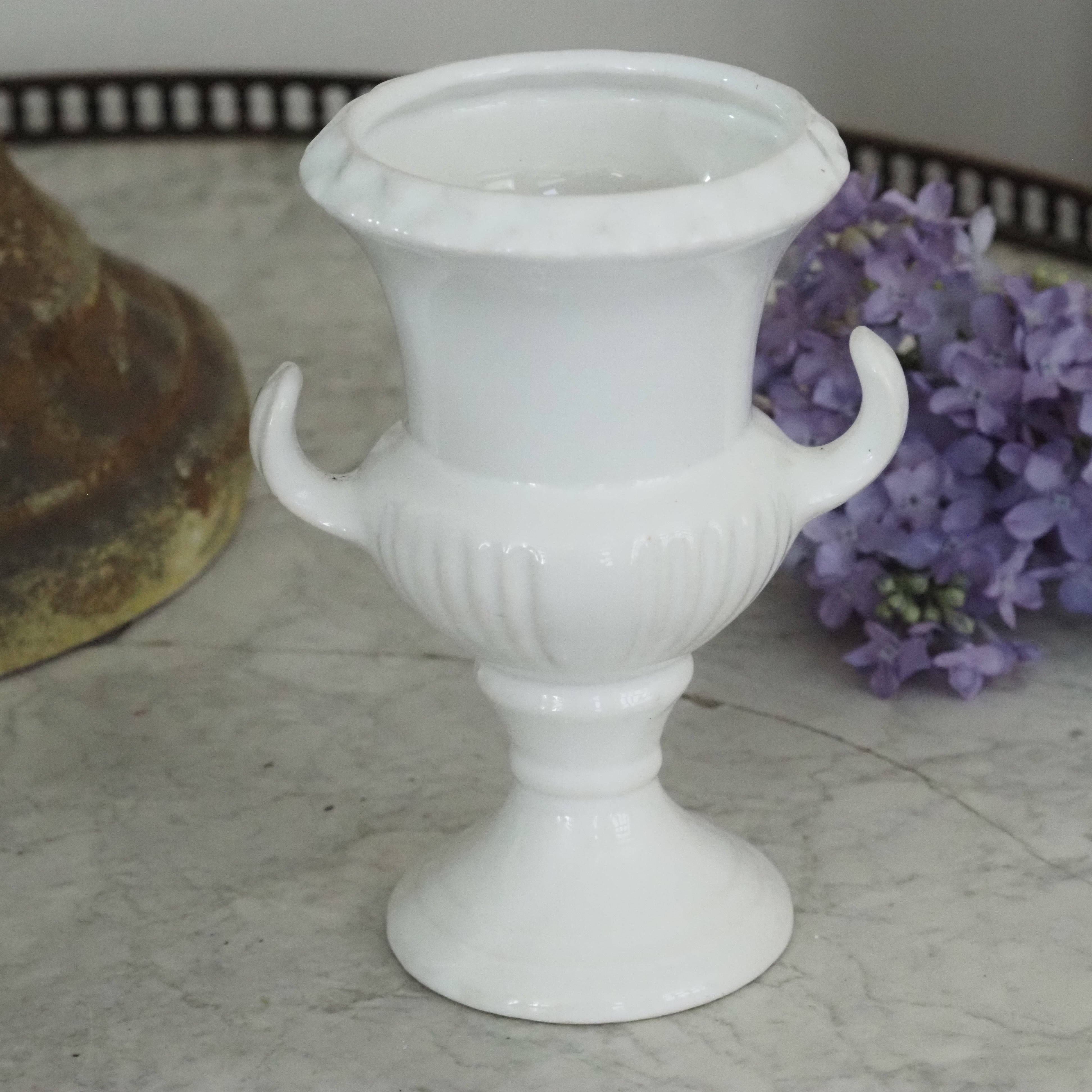 Blumenvase Steingut Weiß · Medici-Form mit Henkeln, wohl Mitte 20. Jahrhundert