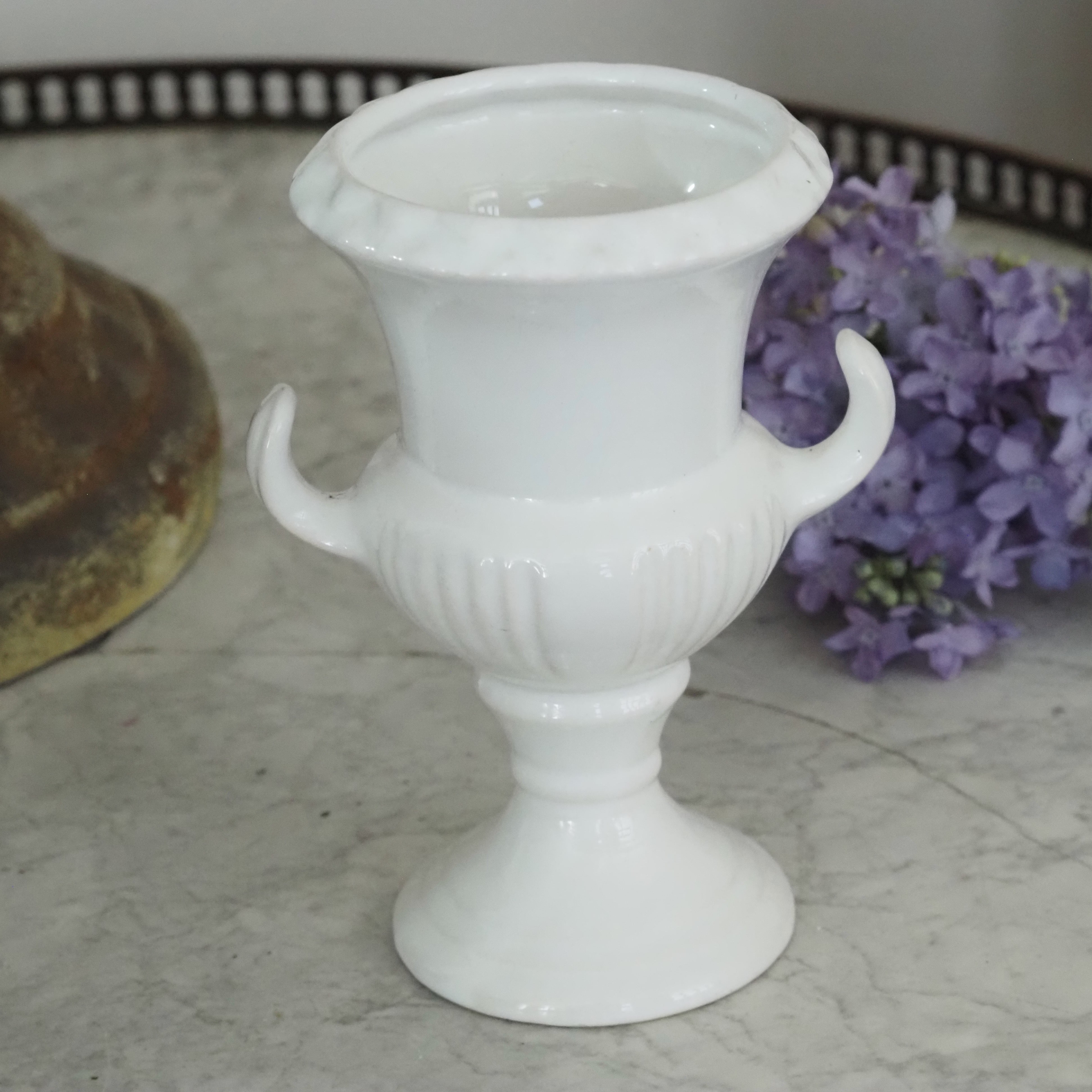 Blumenvase Steingut Weiß · Medici-Form mit Henkeln, wohl Mitte 20. Jahrhundert