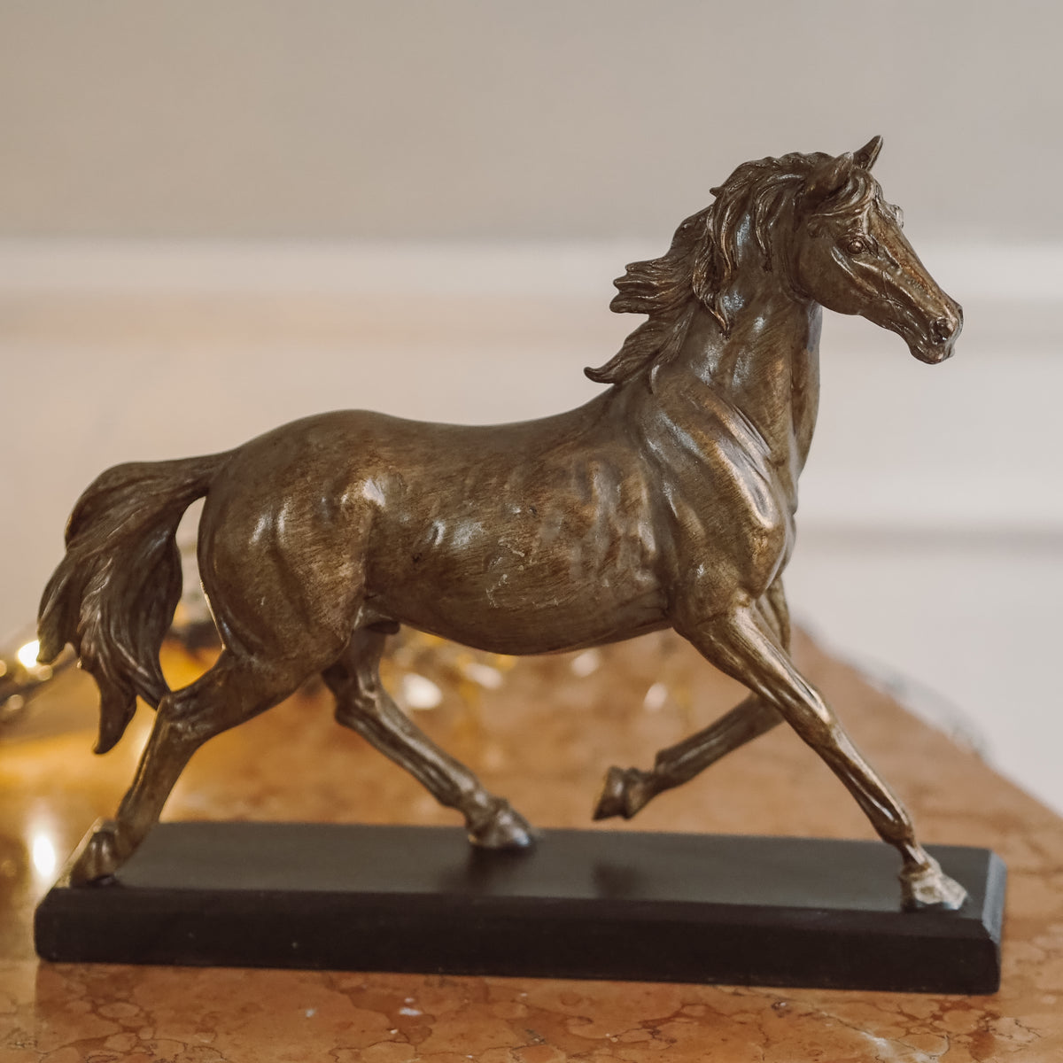 Figur Pferd Bronzeoptik · Trabender Hengst im Animalier-Stil
