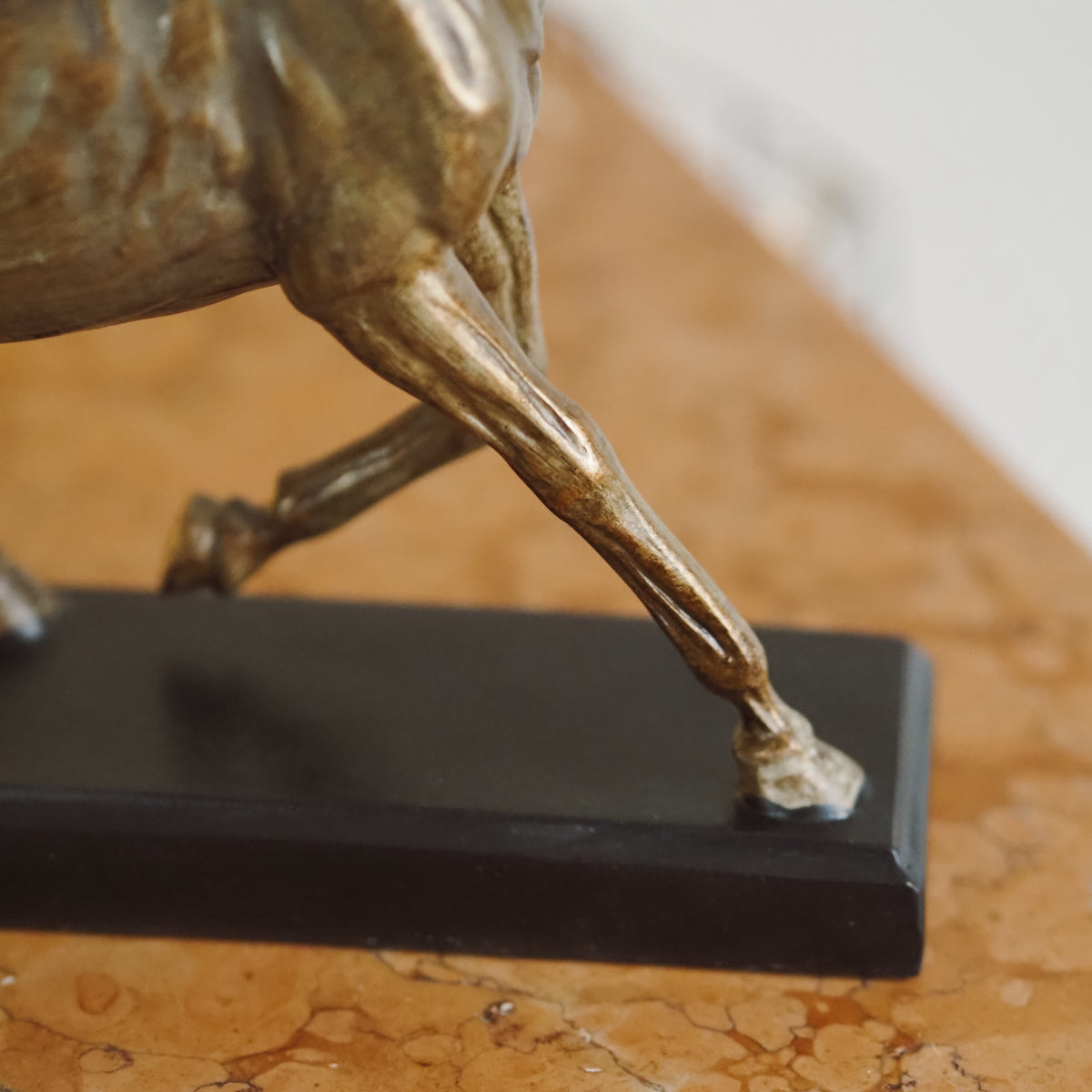 Figur Pferd Bronzeoptik · Trabender Hengst im Animalier-Stil