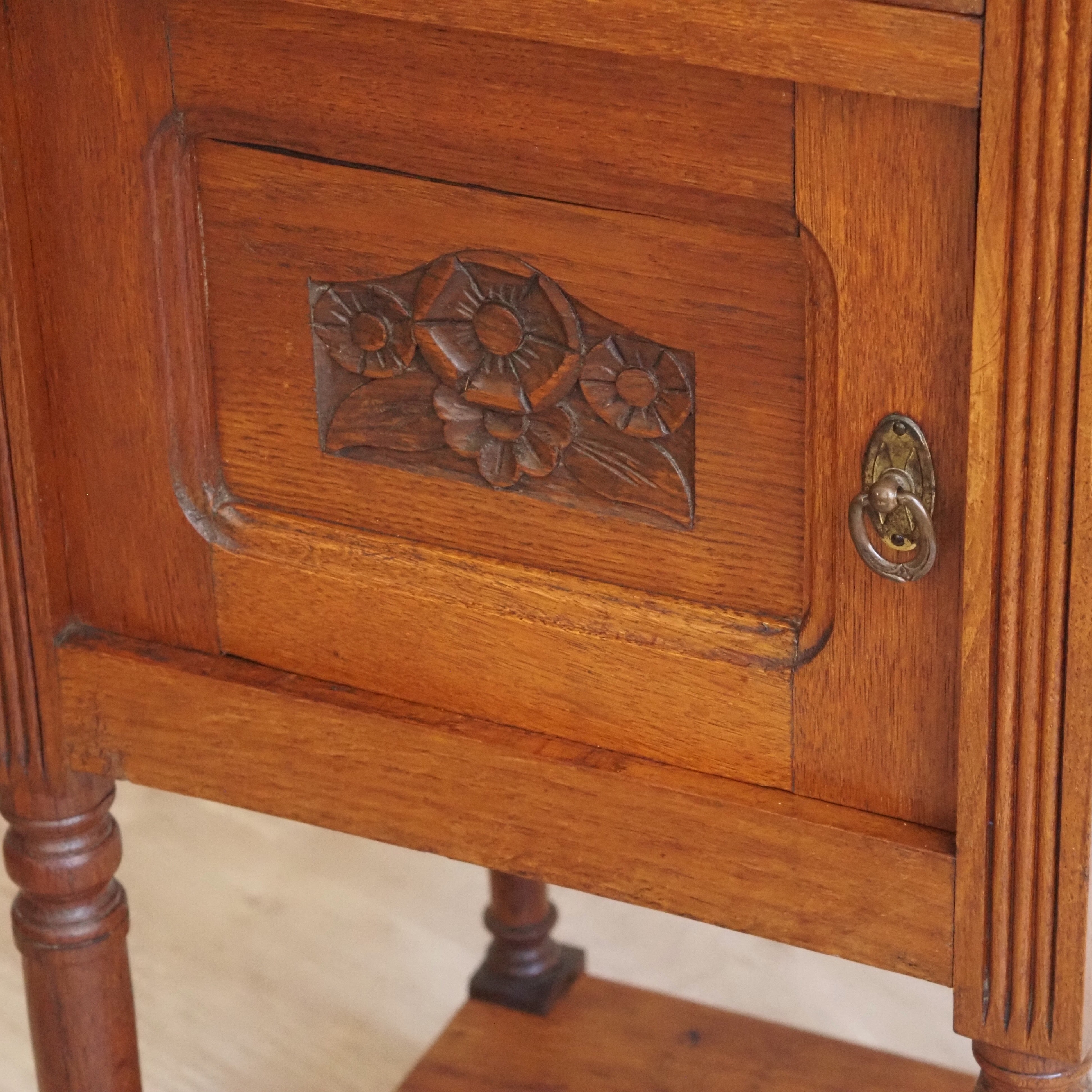 Nachttisch Eiche Marmorplatte antik um 1920 Louis-XVI-Stil